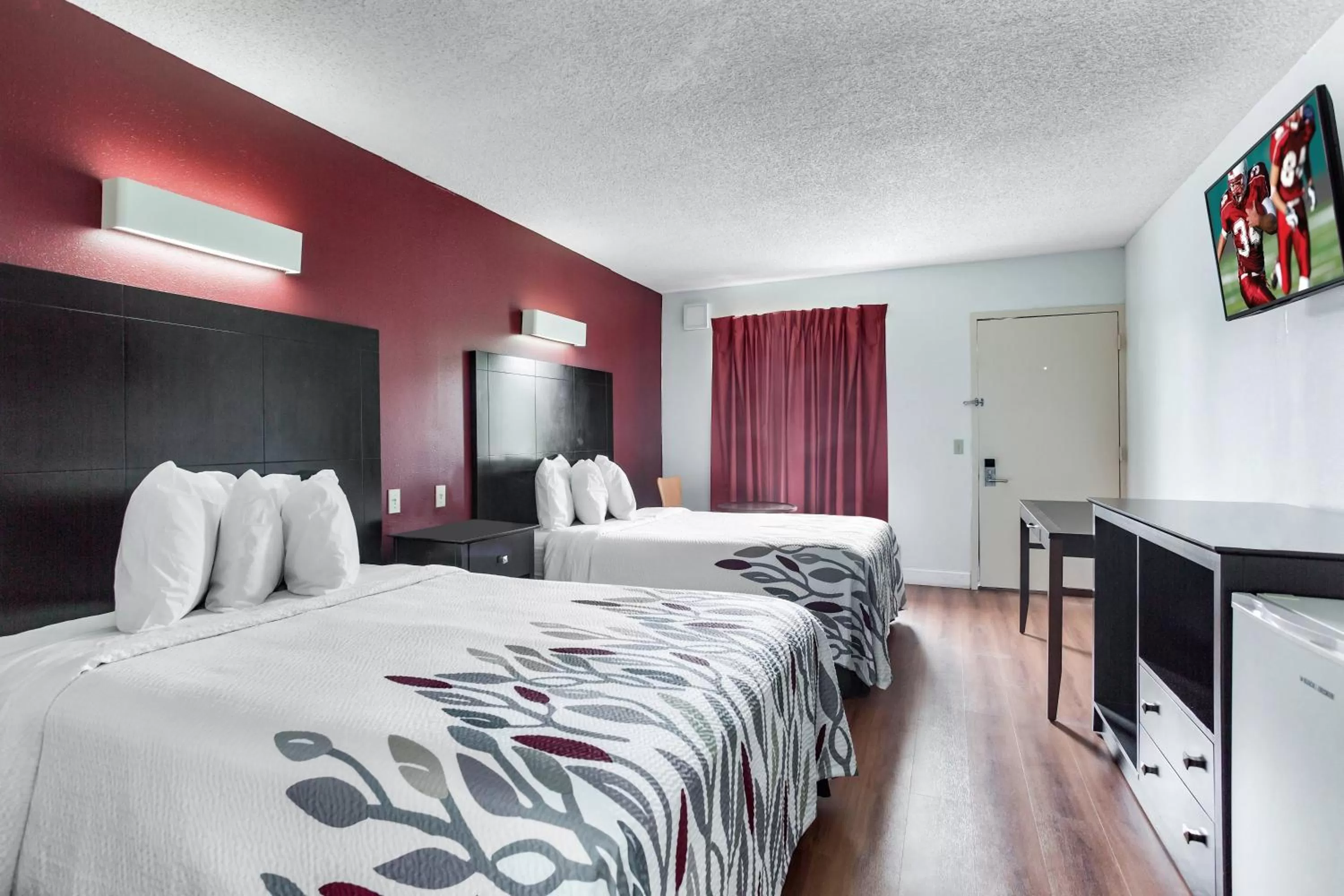 Photo of the whole room, Bed in Red Roof Inn Monteagle - I-24