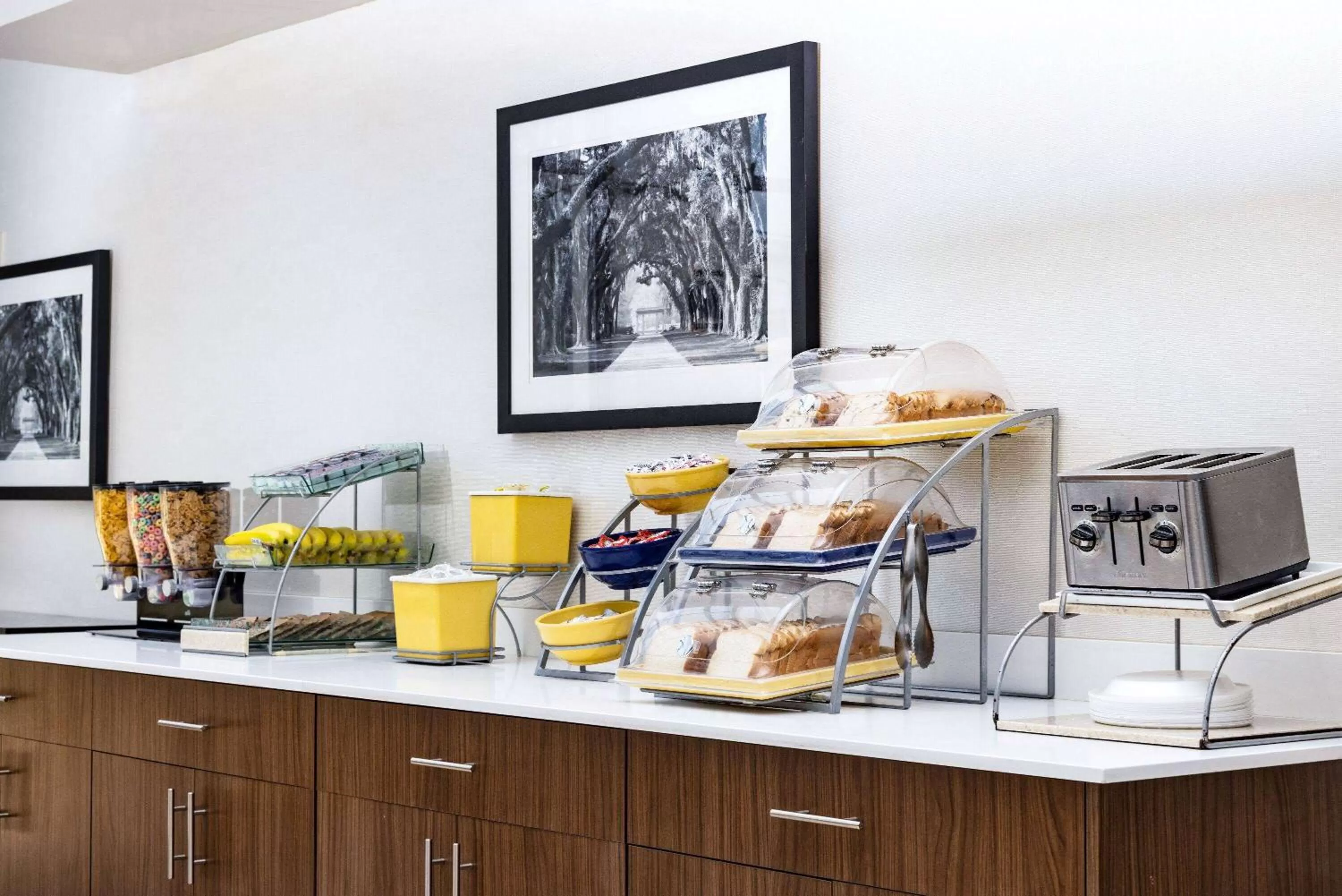 Restaurant/places to eat in Days Inn & Suites by Wyndham Savannah Midtown