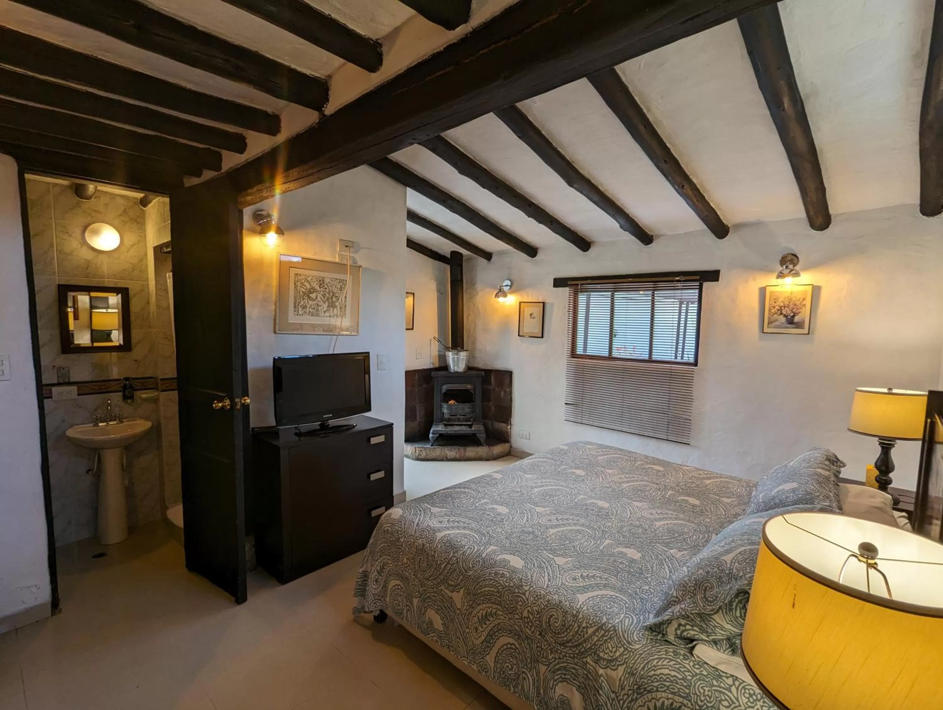 flat iron, TV/Entertainment Center in Posada Cafe La Huerta