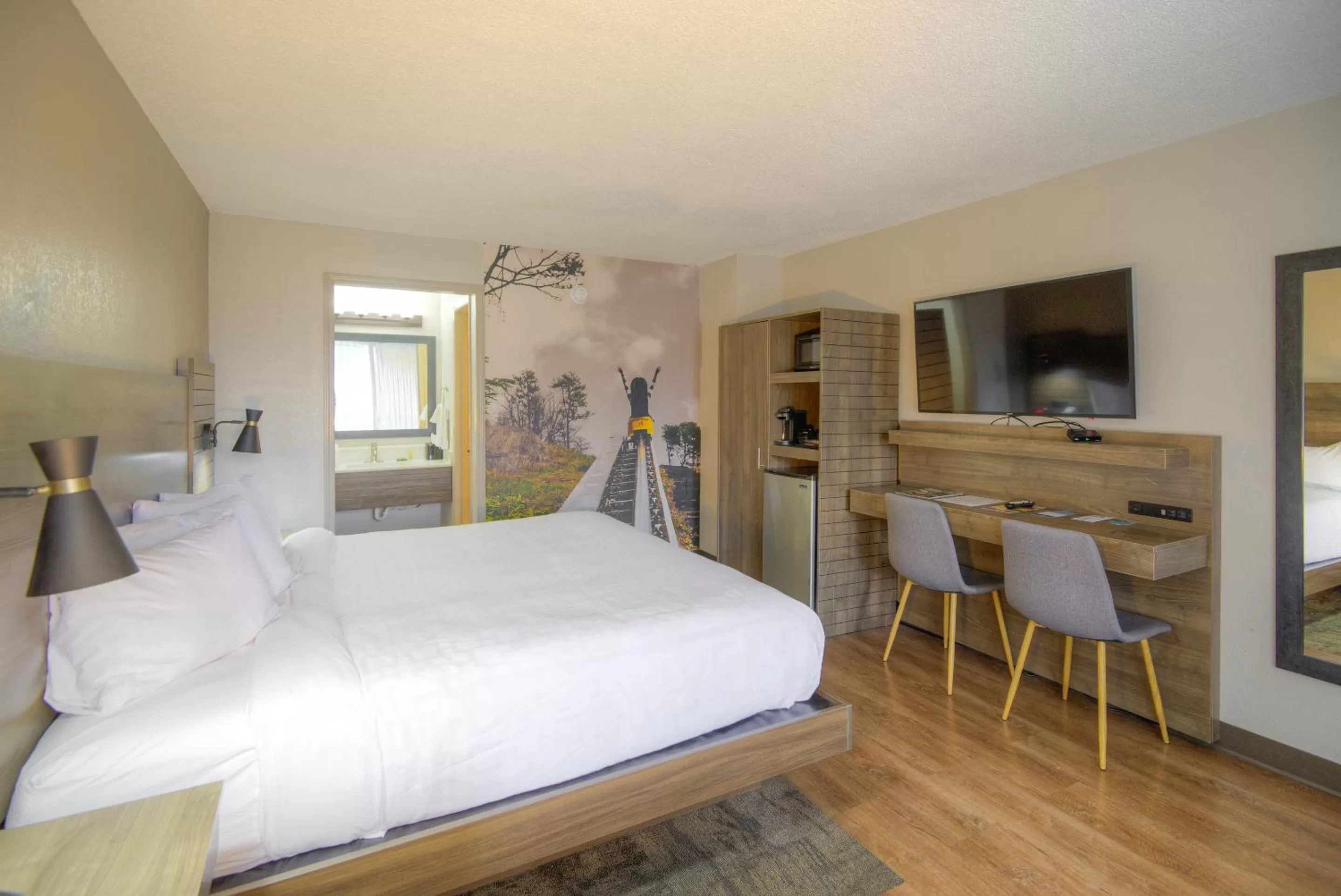 Photo of the whole room, Bed in Clarion Pointe Downtown Gatlinburg