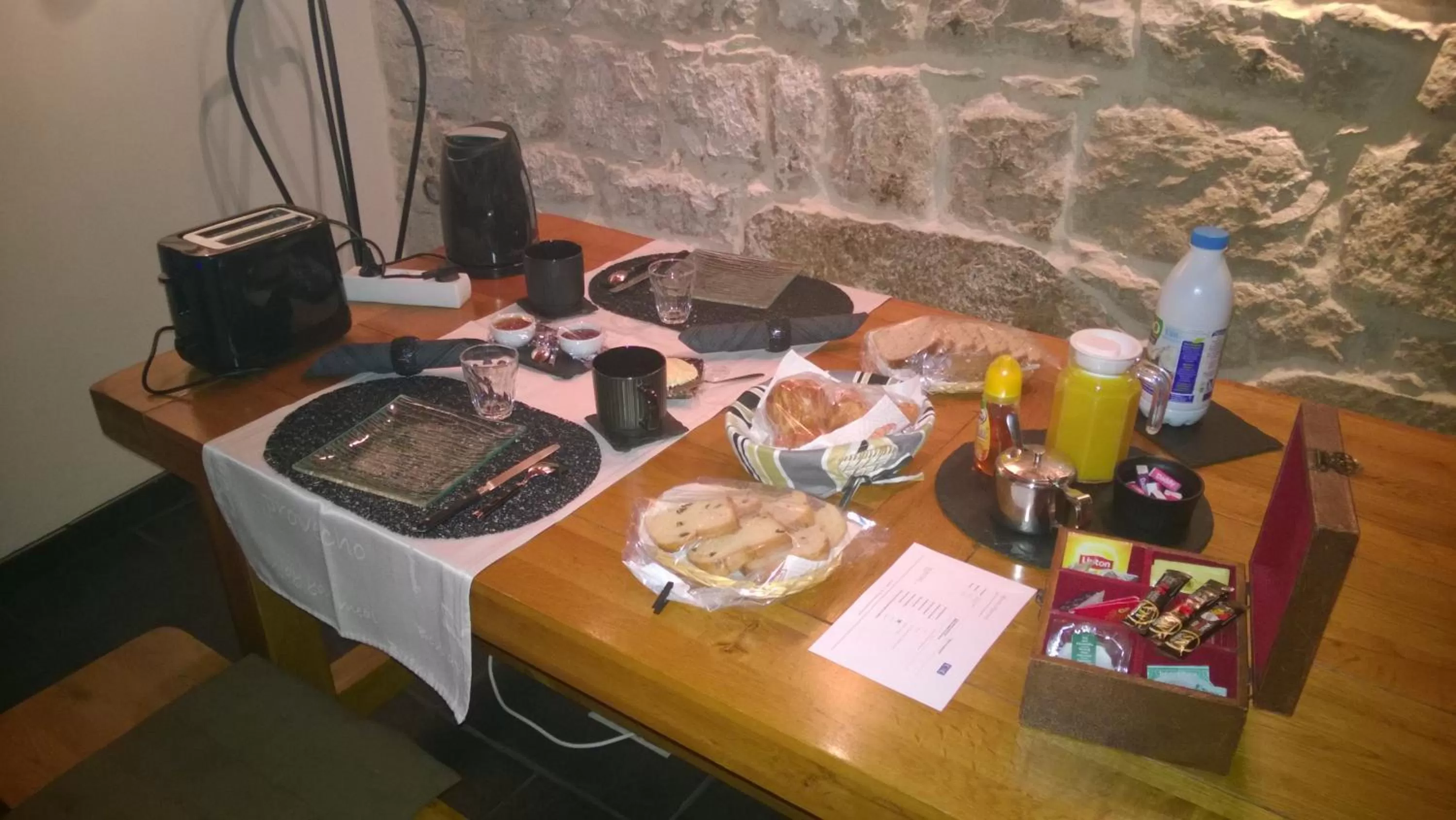 Breakfast in Chambres D'Hotes "Les Chiens Verts", jardin, terrasse, parking privé