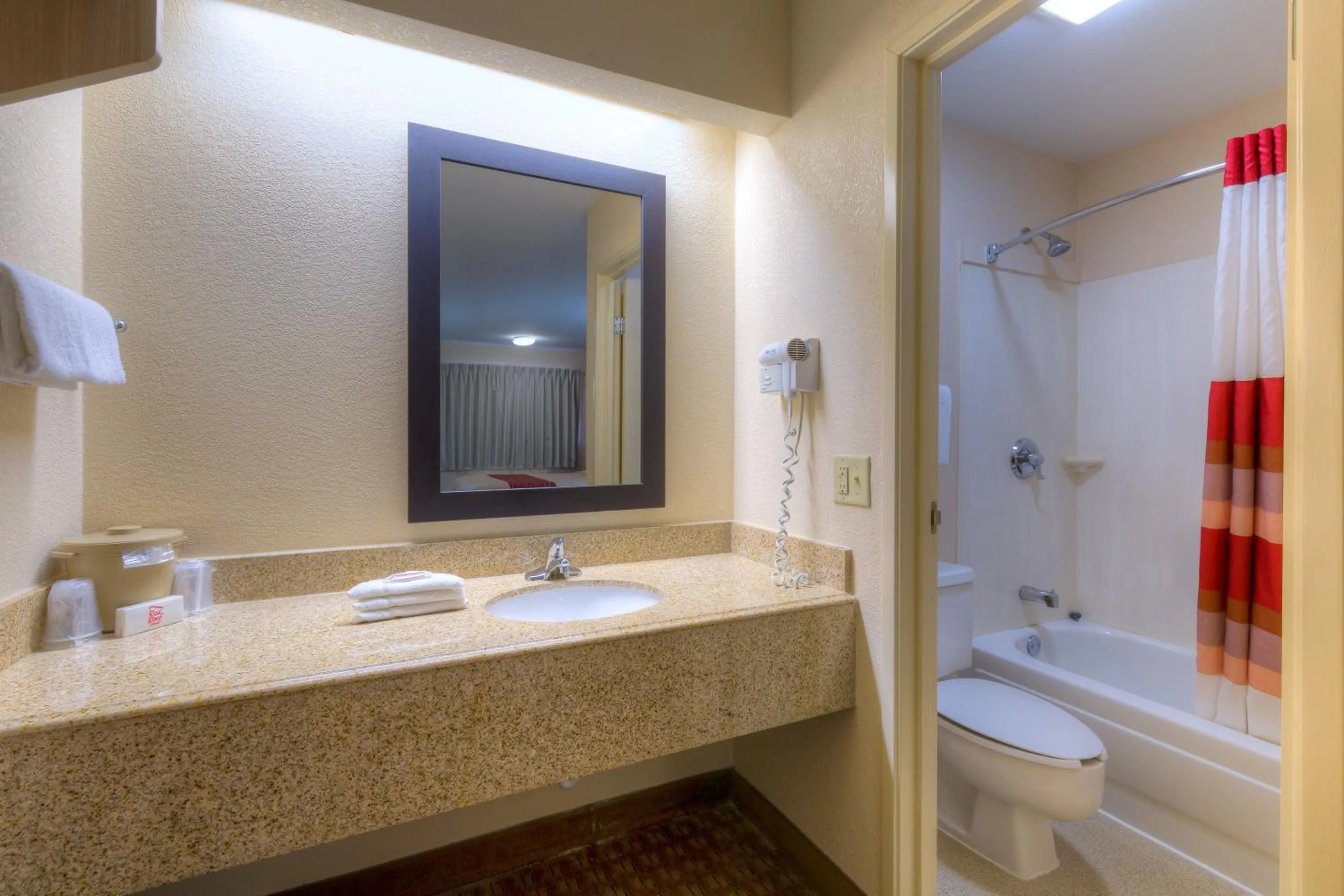 Bathroom in Red Roof Inn Memphis East