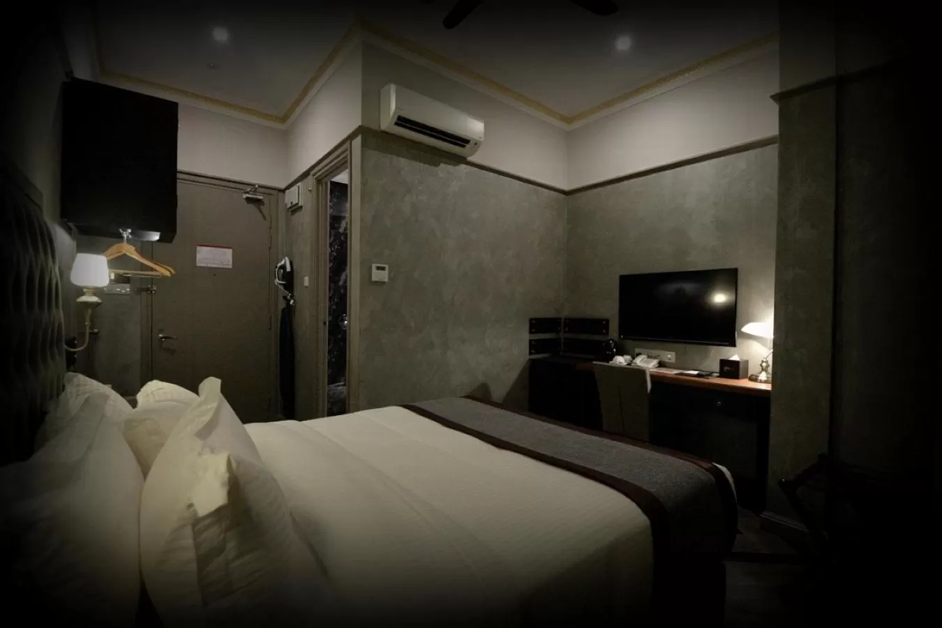 Photo of the whole room, Bed in 1969 Business Suites @ Ipoh Garden