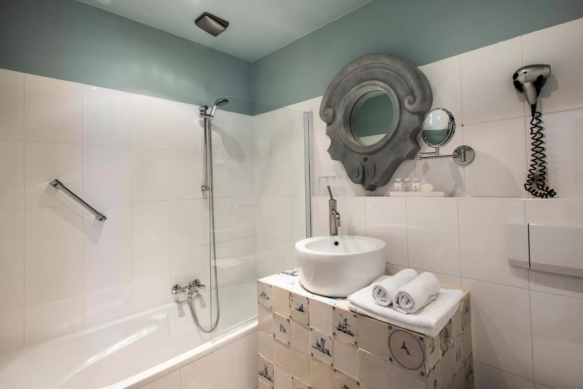 Shower, Bathroom in l'Auberge Damhotel