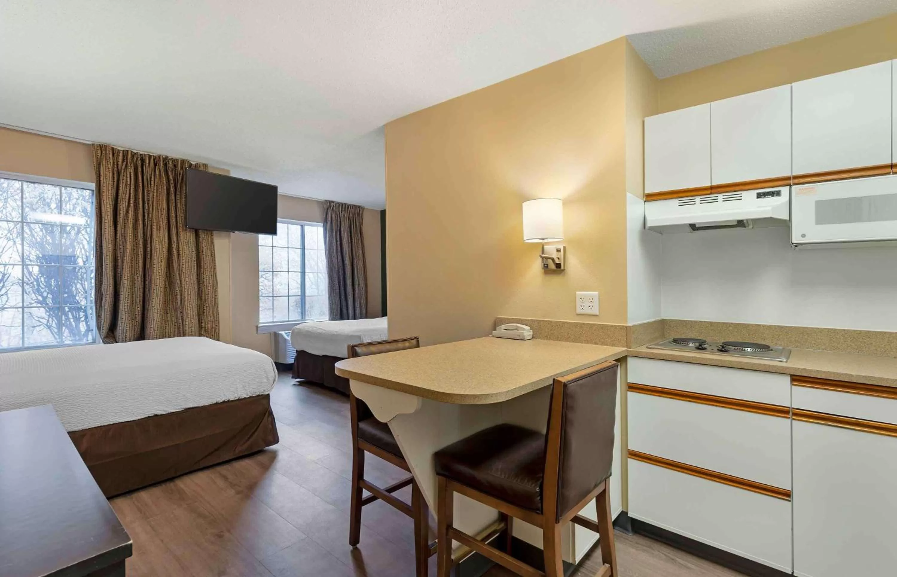 Bedroom, Bed in Extended Stay America Select Suites - St Louis - Airport - Central
