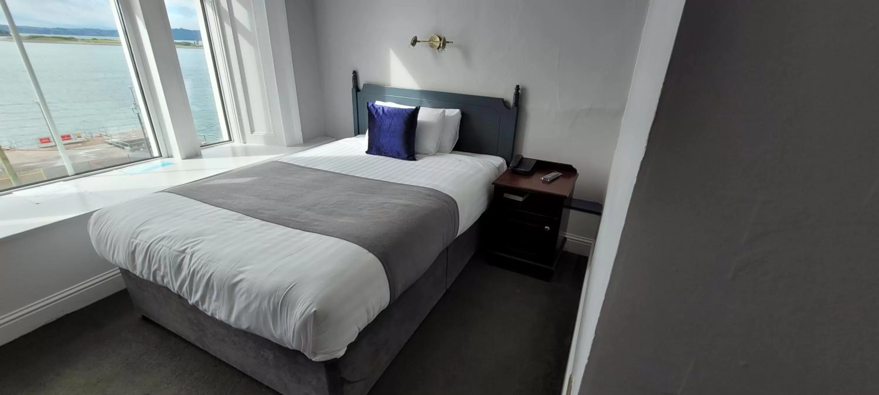 Street view, Bed in Commodore Hotel