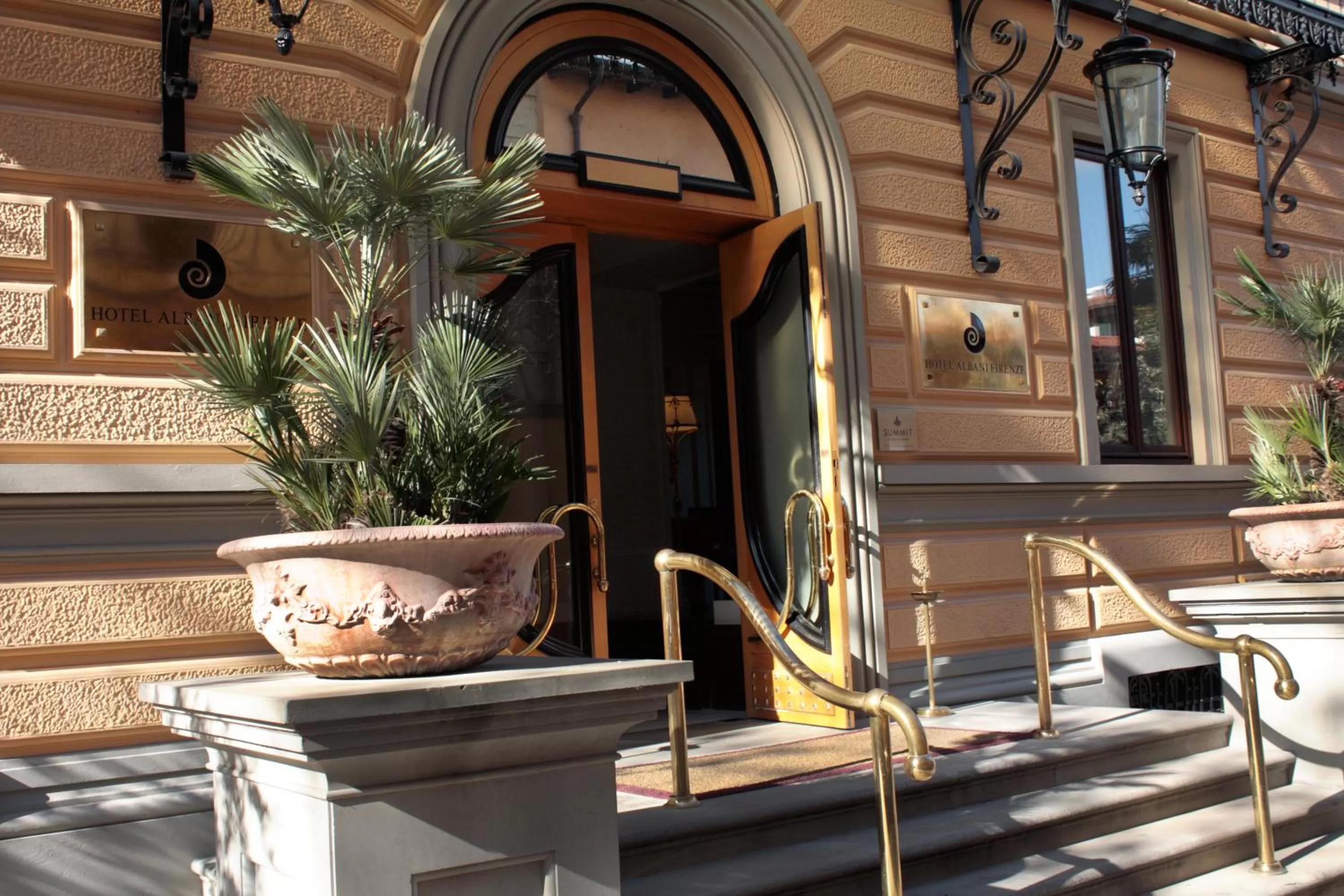 Facade/entrance in Hotel Albani Firenze
