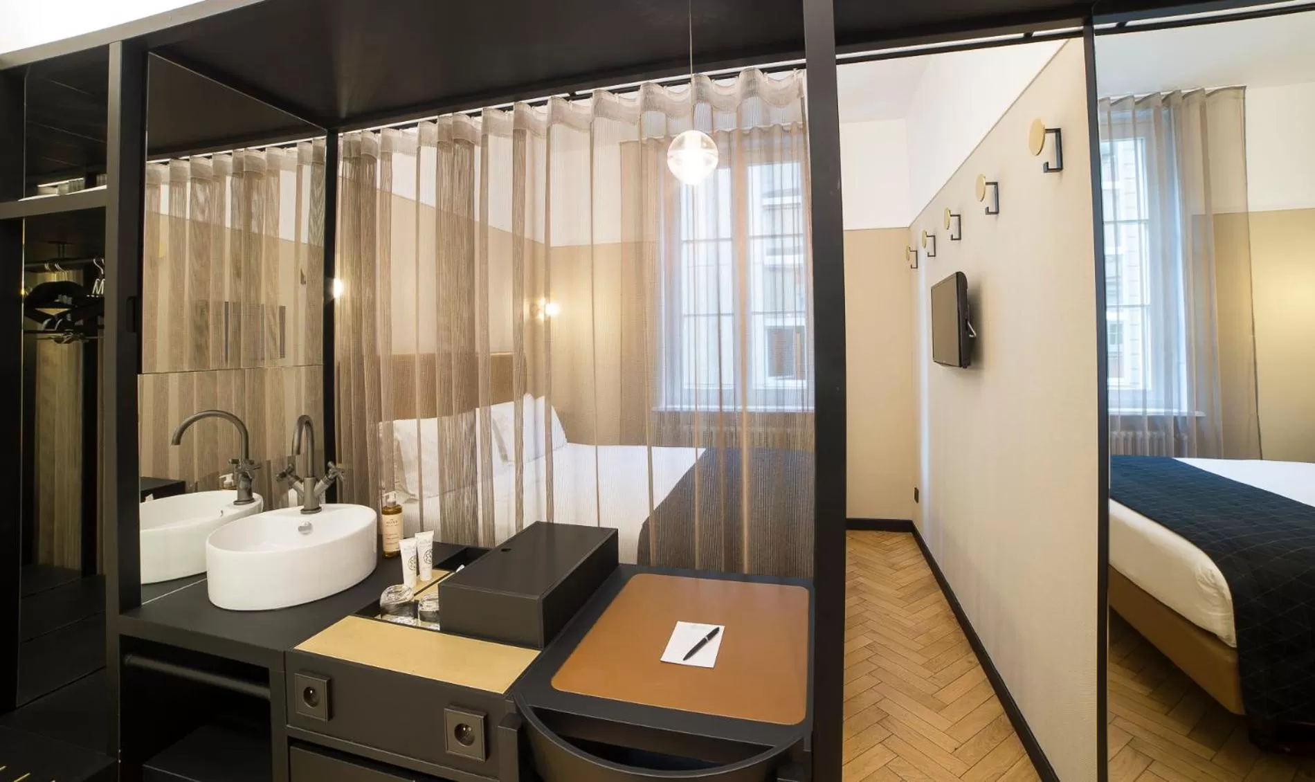Bathroom, Bed in HANNONG Hotel & Wine Bar