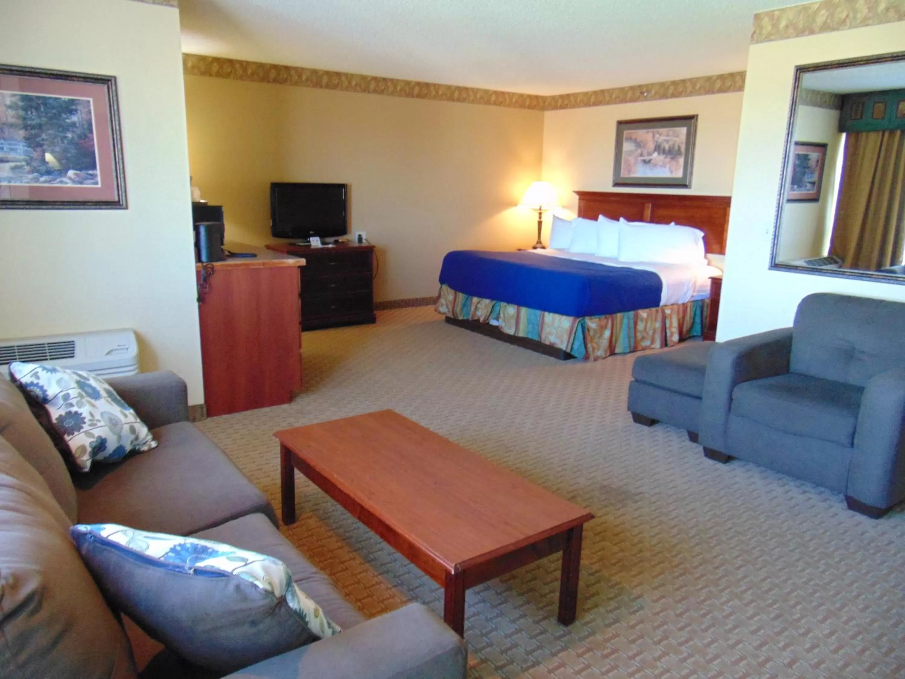 Photo of the whole room, Bed in Horse Creek Inn