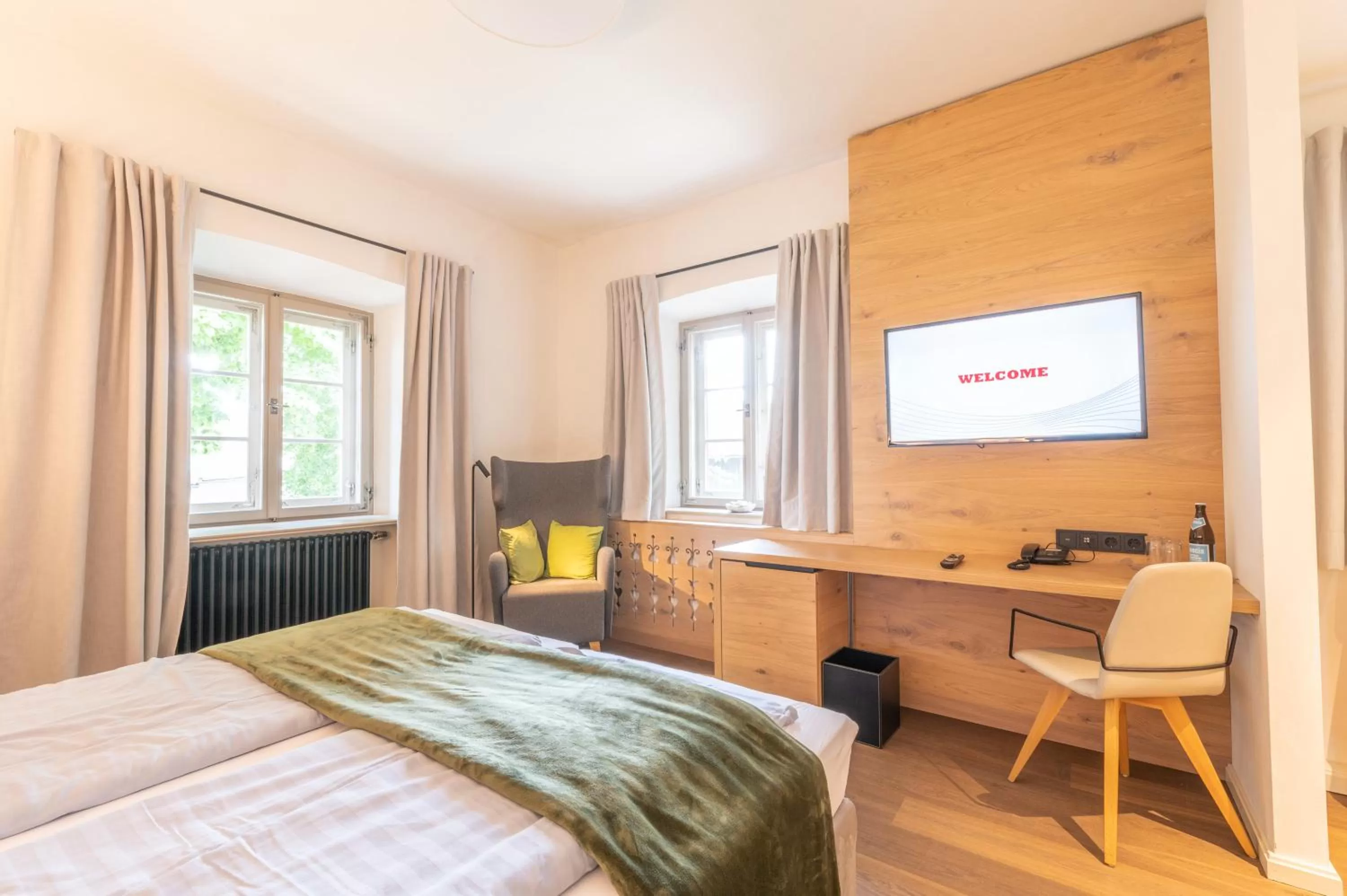 Photo of the whole room, Bed in LANDHOTEL ALTE ZOLLSTATION- Historical Building