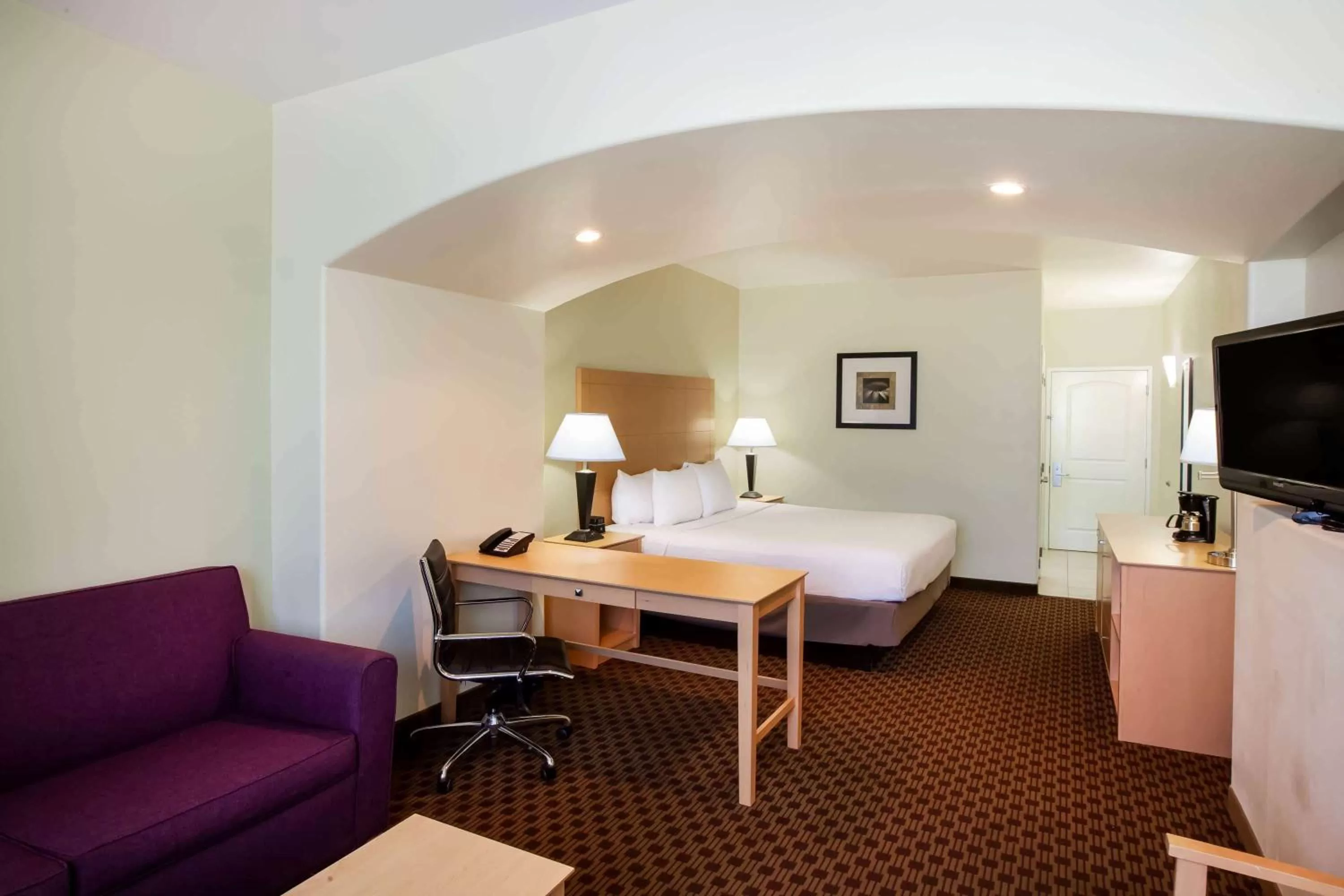 Photo of the whole room in La Quinta by Wyndham Odessa North