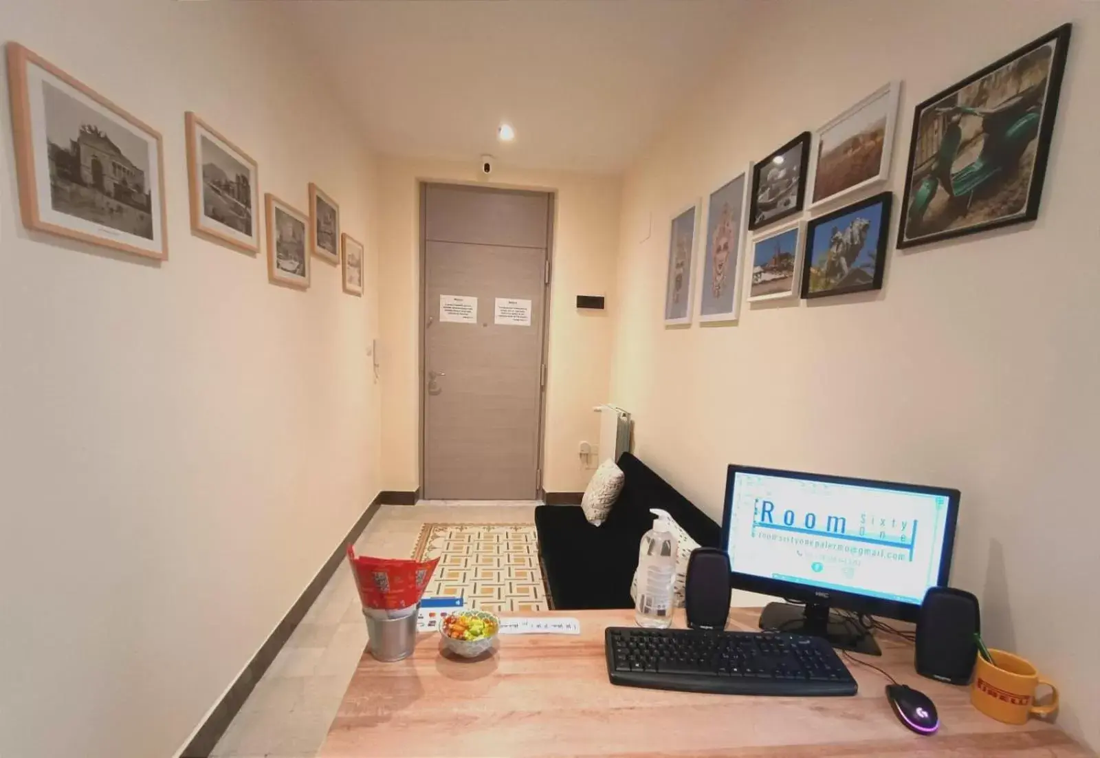 Lobby or reception, TV/Entertainment Center in Room Sixty One Lobby or reception, TV/Entertainment Center in Room Sixty One