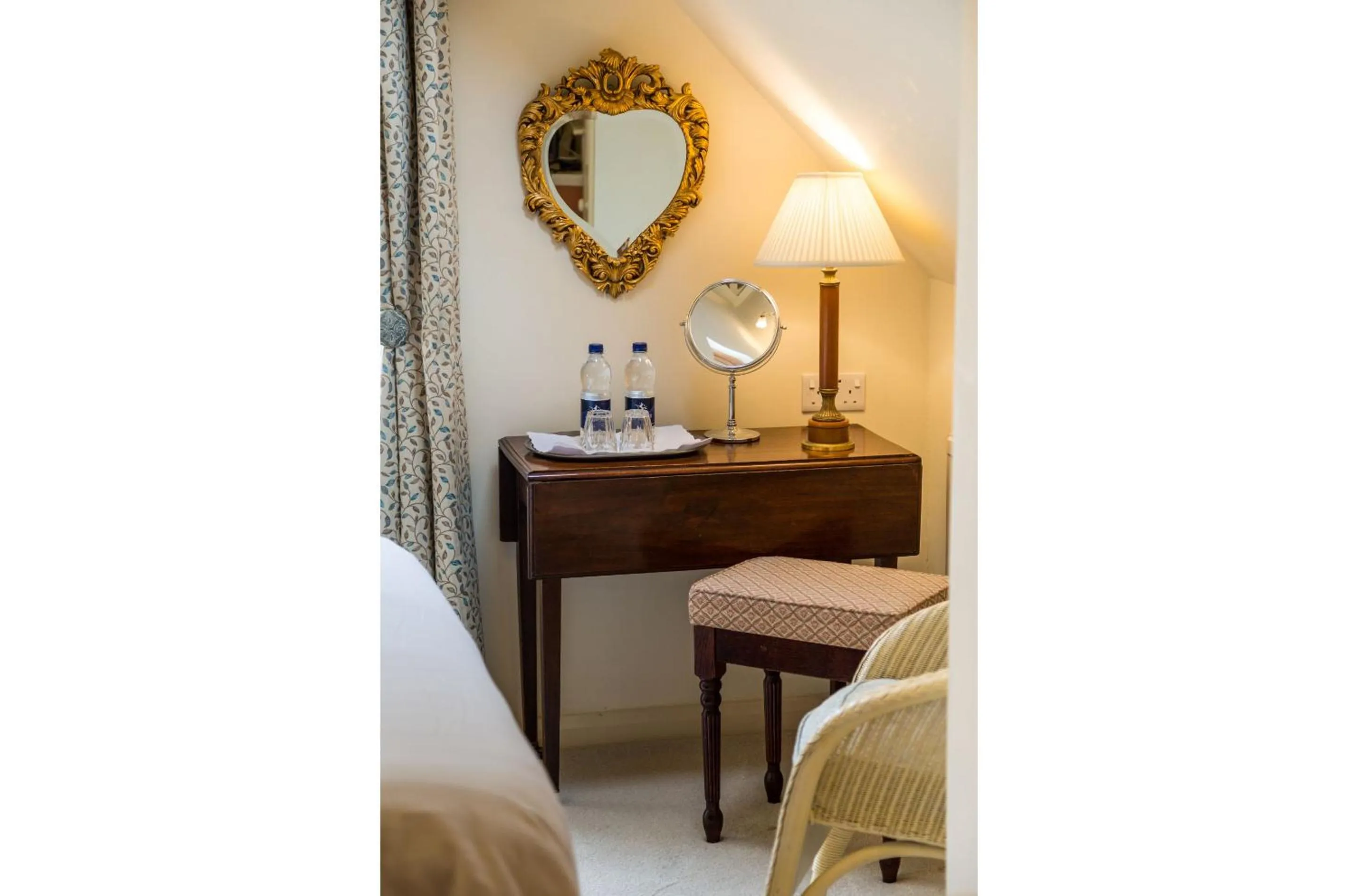 Bedroom, Bed in Orestone Manor