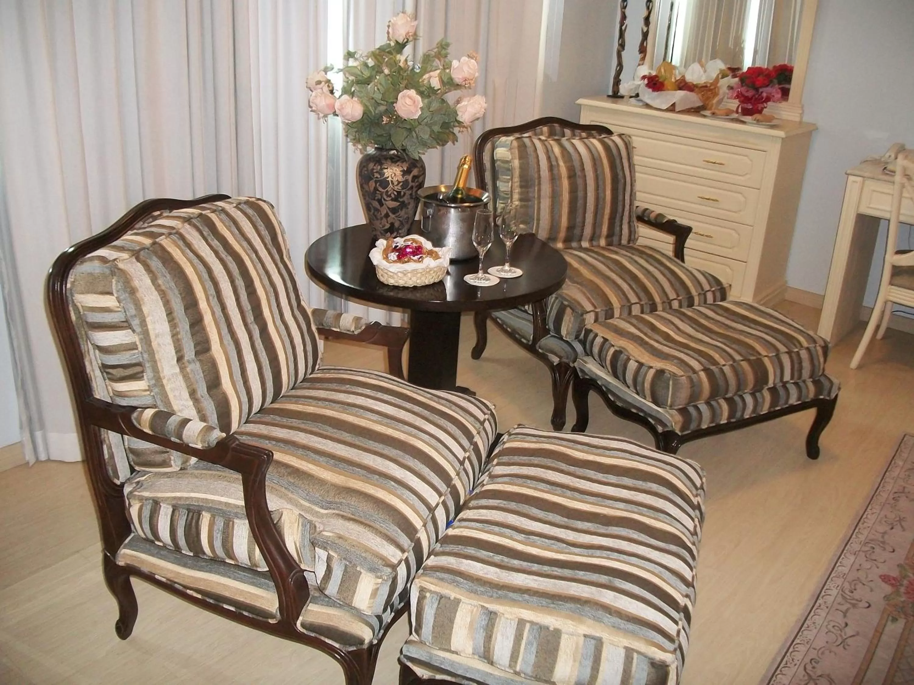 Seating area in Carlton Plaza São José dos Campos