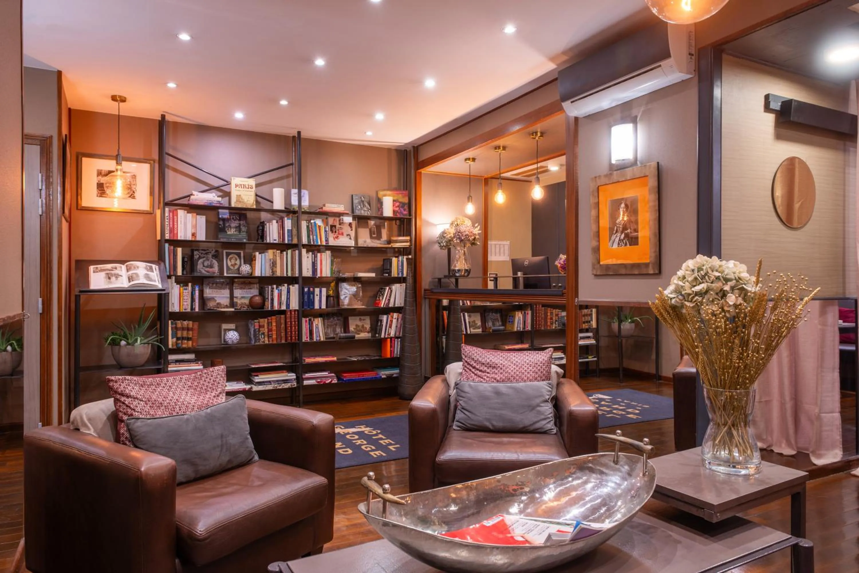 Library in Hotel George Sand Opéra Paris