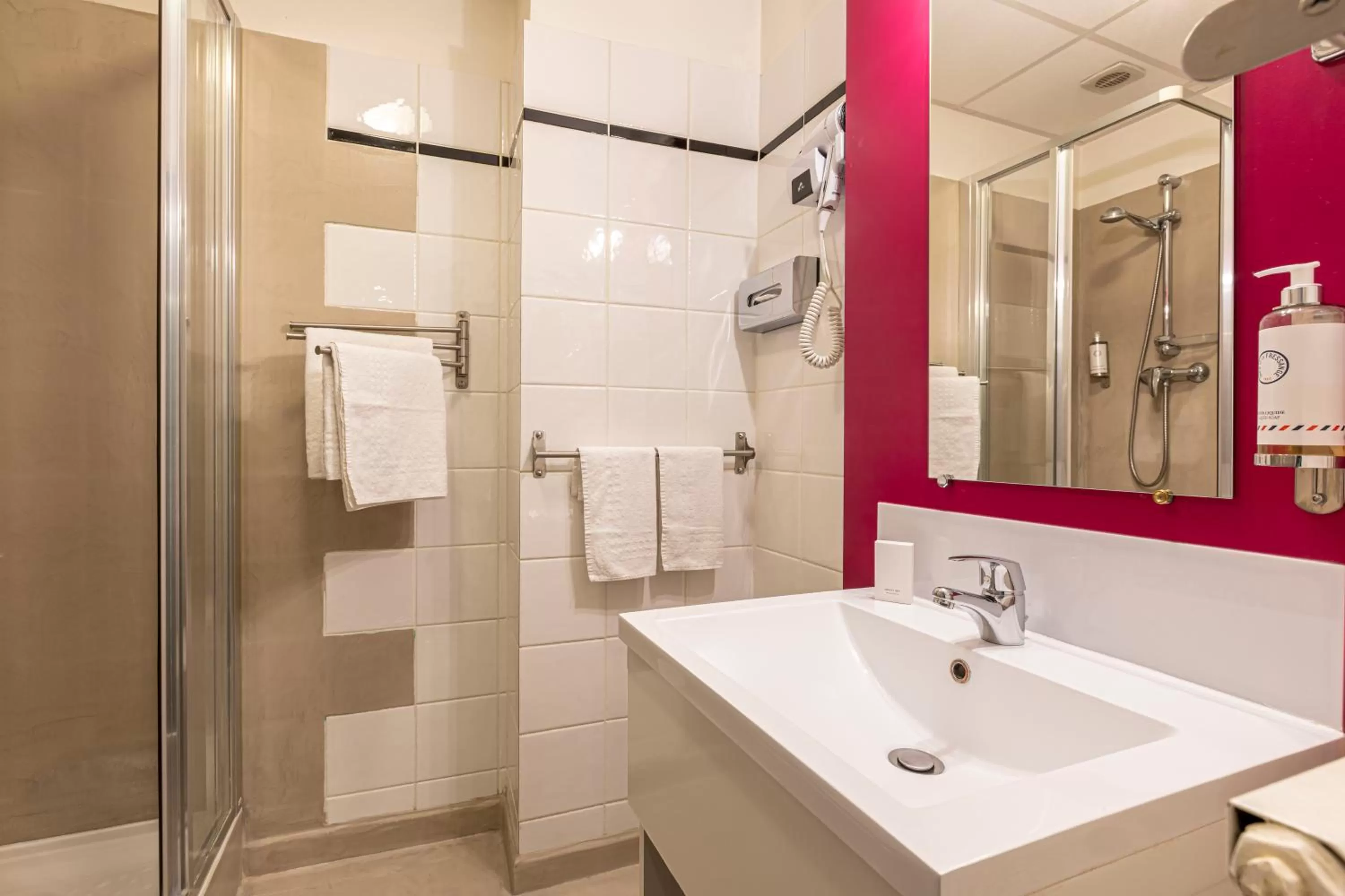 Shower in Splendid Hôtel