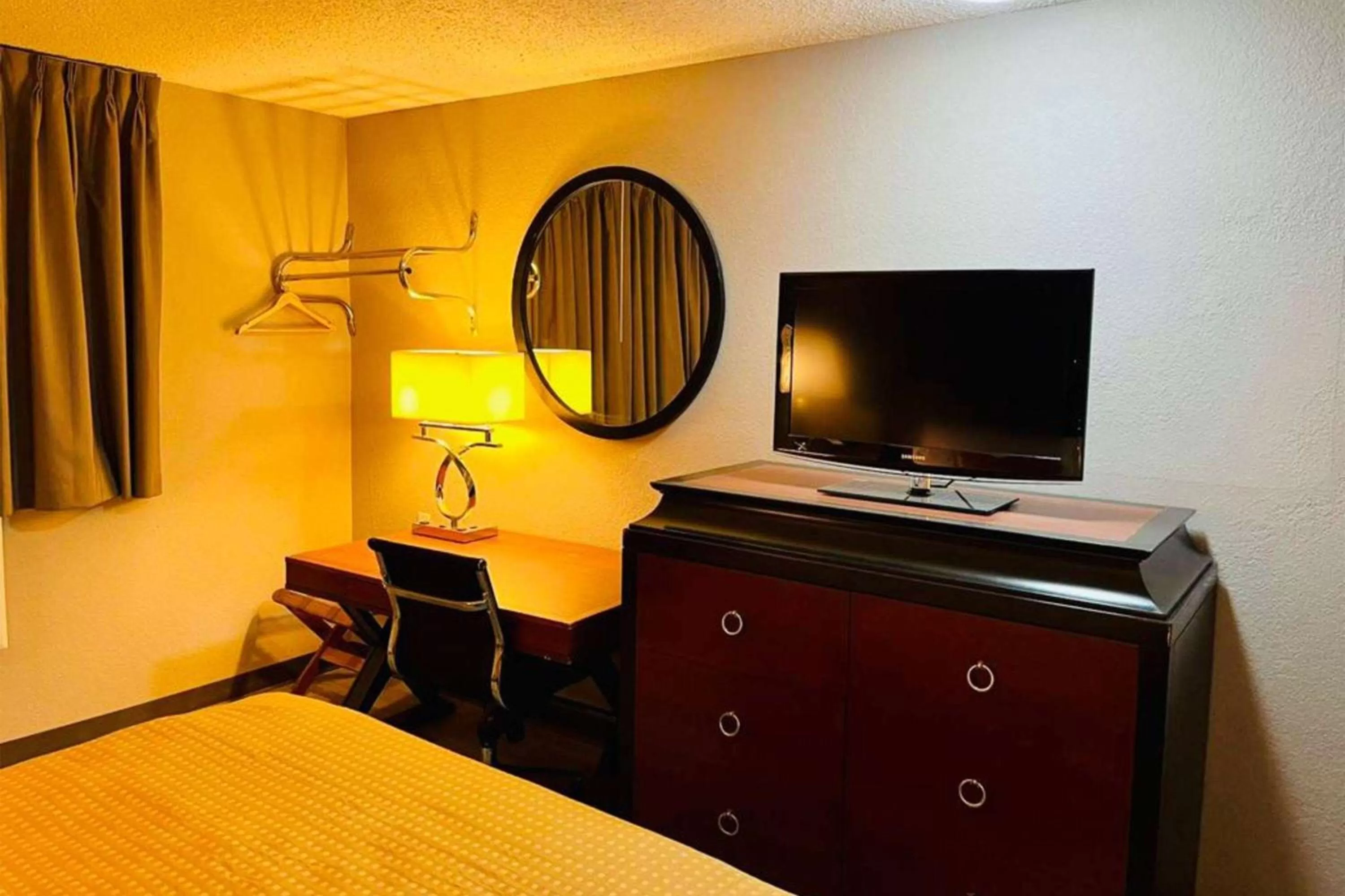 Photo of the whole room, Bed in Super 8 by Wyndham Benton Harbor St Joseph