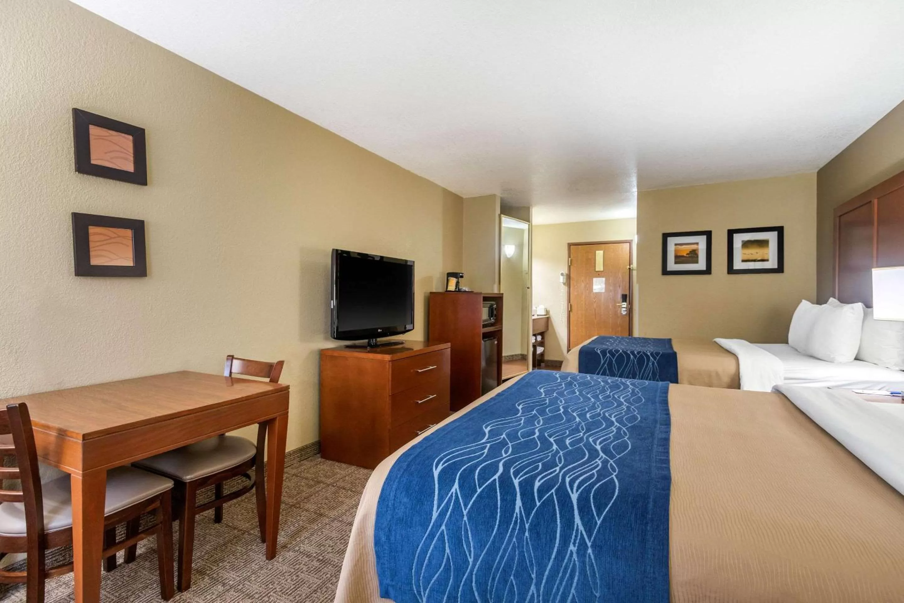 Photo of the whole room, Bed in Comfort Inn & Suites Springfield I-44
