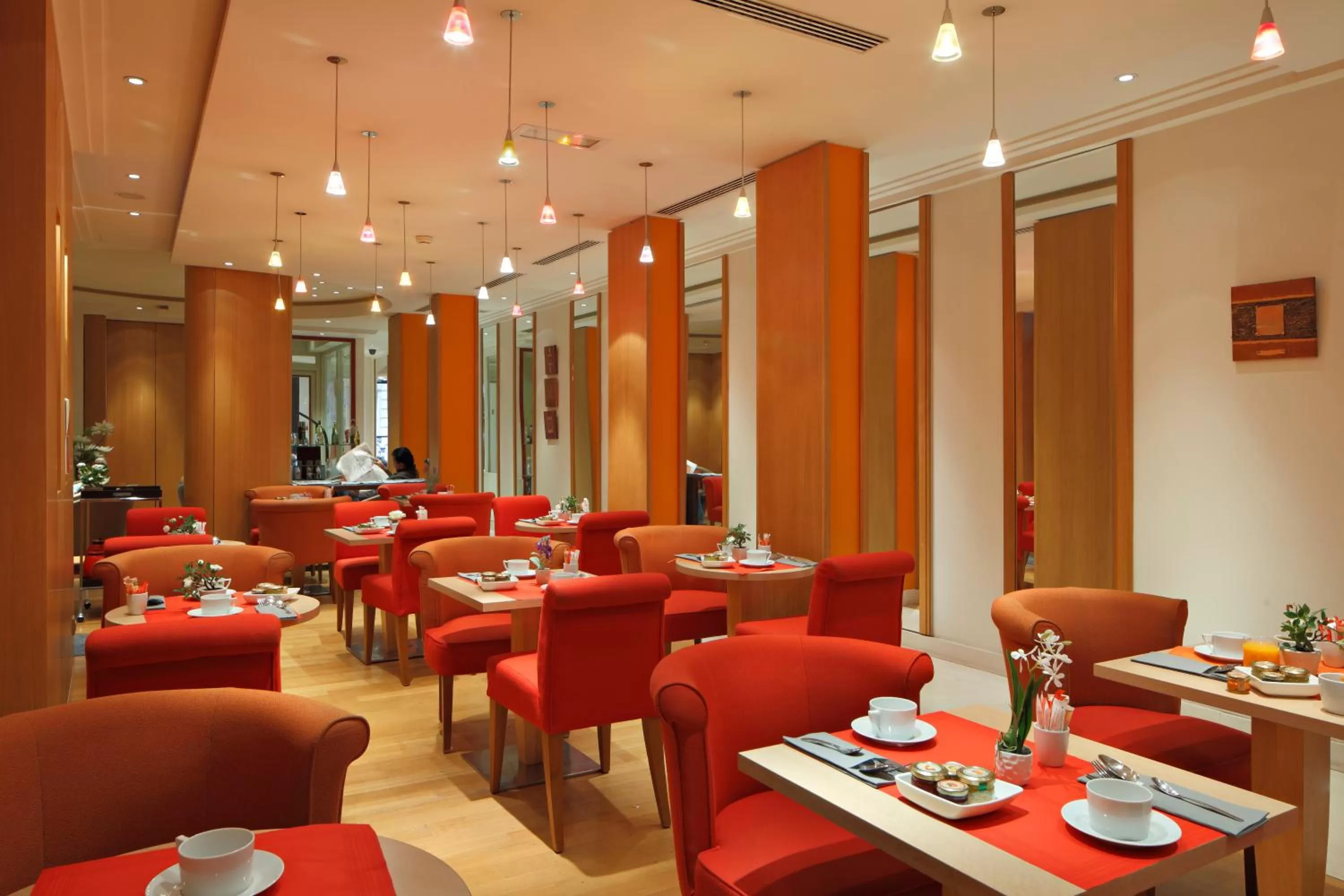 Restaurant/places to eat in Westside Arc de Triomphe Hotel