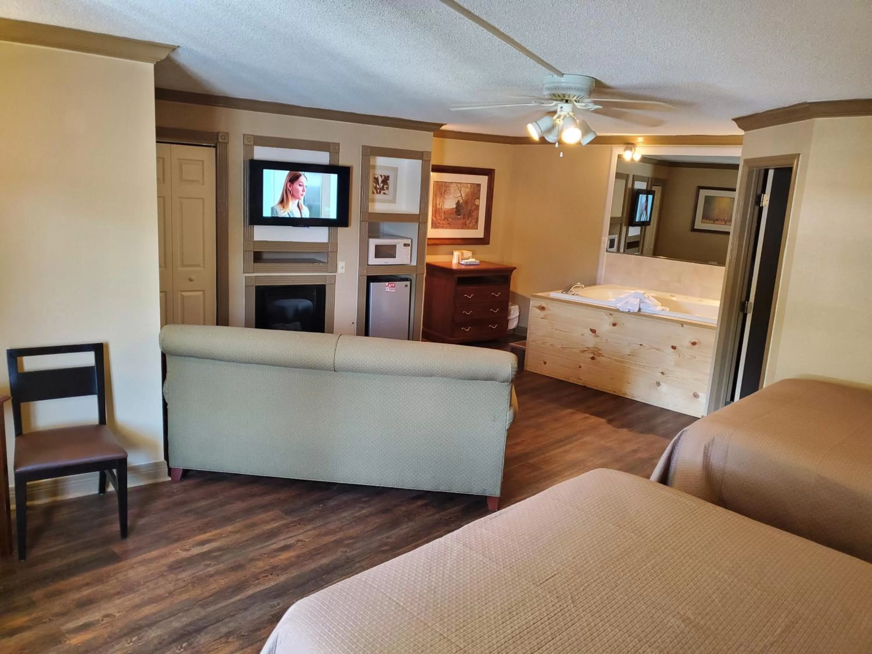 Living room, Bed in Colonial House Motel