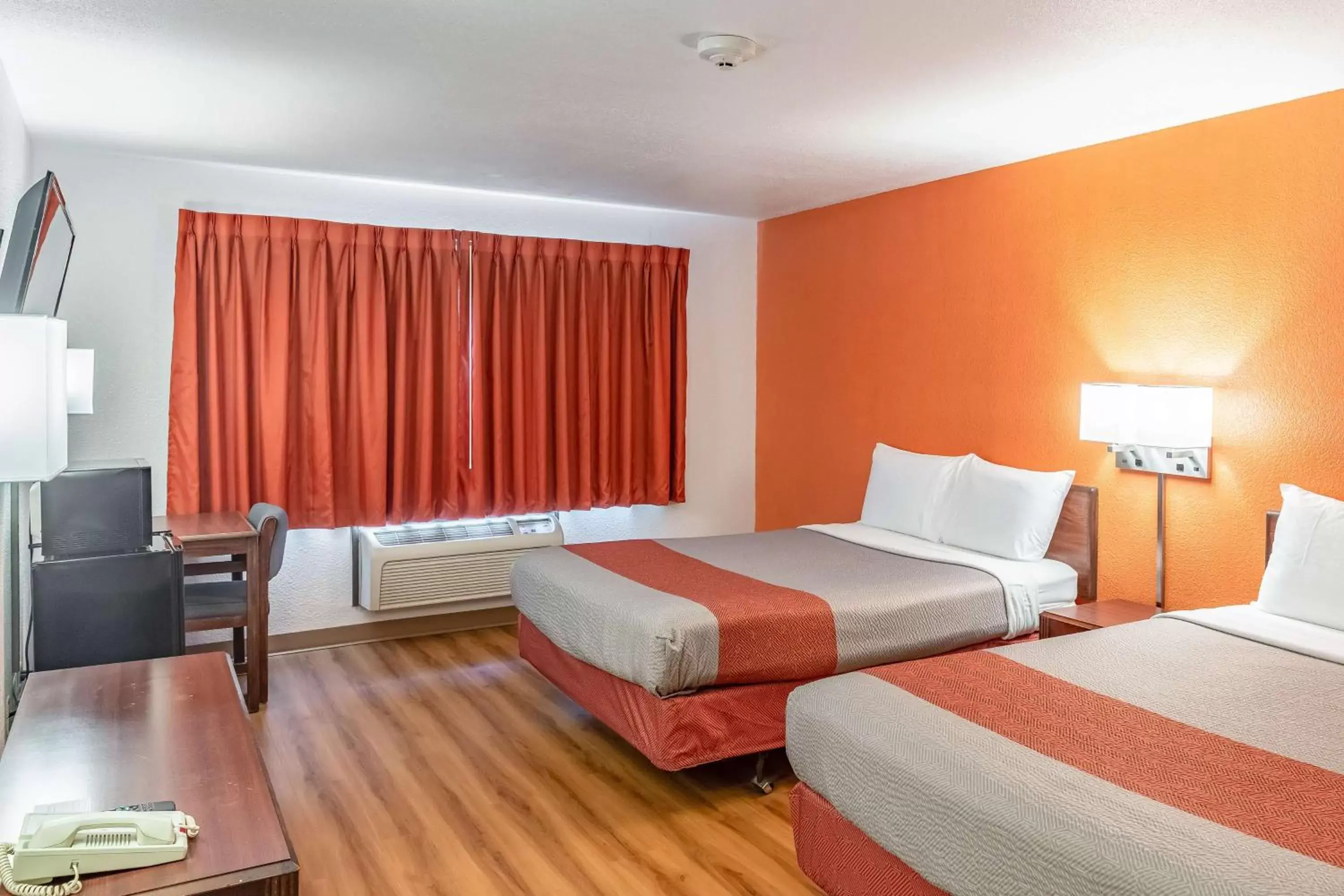 Deluxe Quadruple Room - Non-Smoking in Motel 6-Fond Du Lac, WI Deluxe Quadruple Room - Non-Smoking in Motel 6-Fond Du Lac, WI