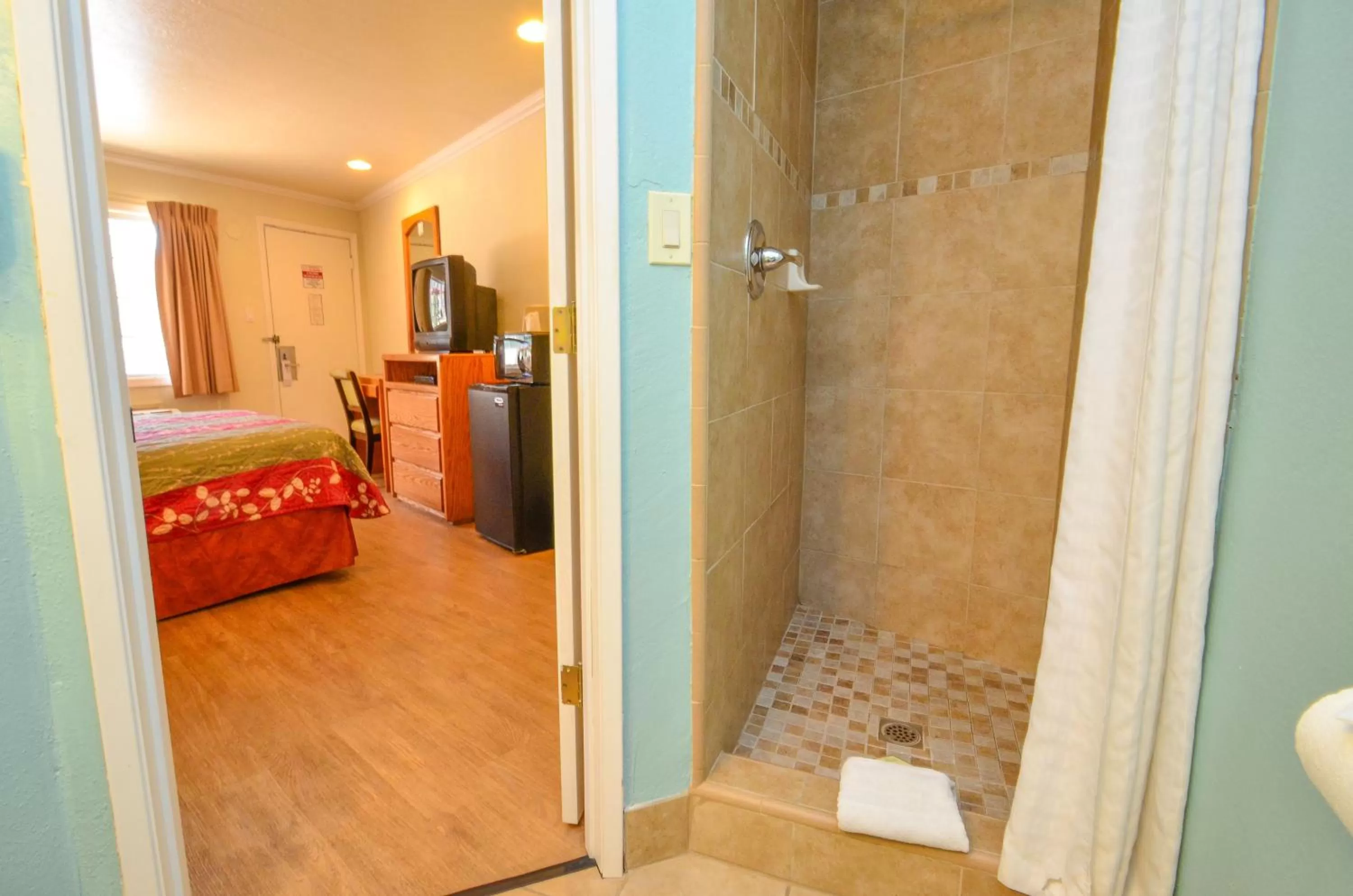 Bathroom, Bed in Bay Front Inn