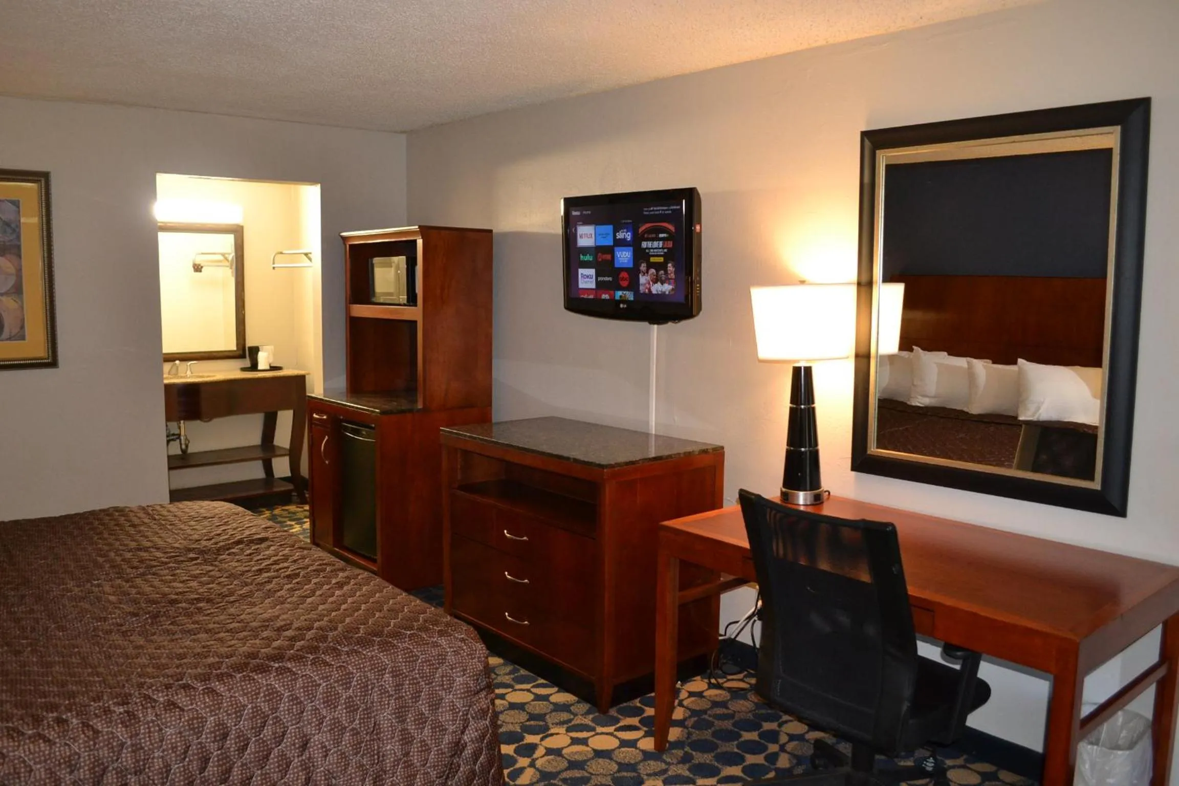 Bed, TV/Entertainment Center in Econo Lodge and Suites