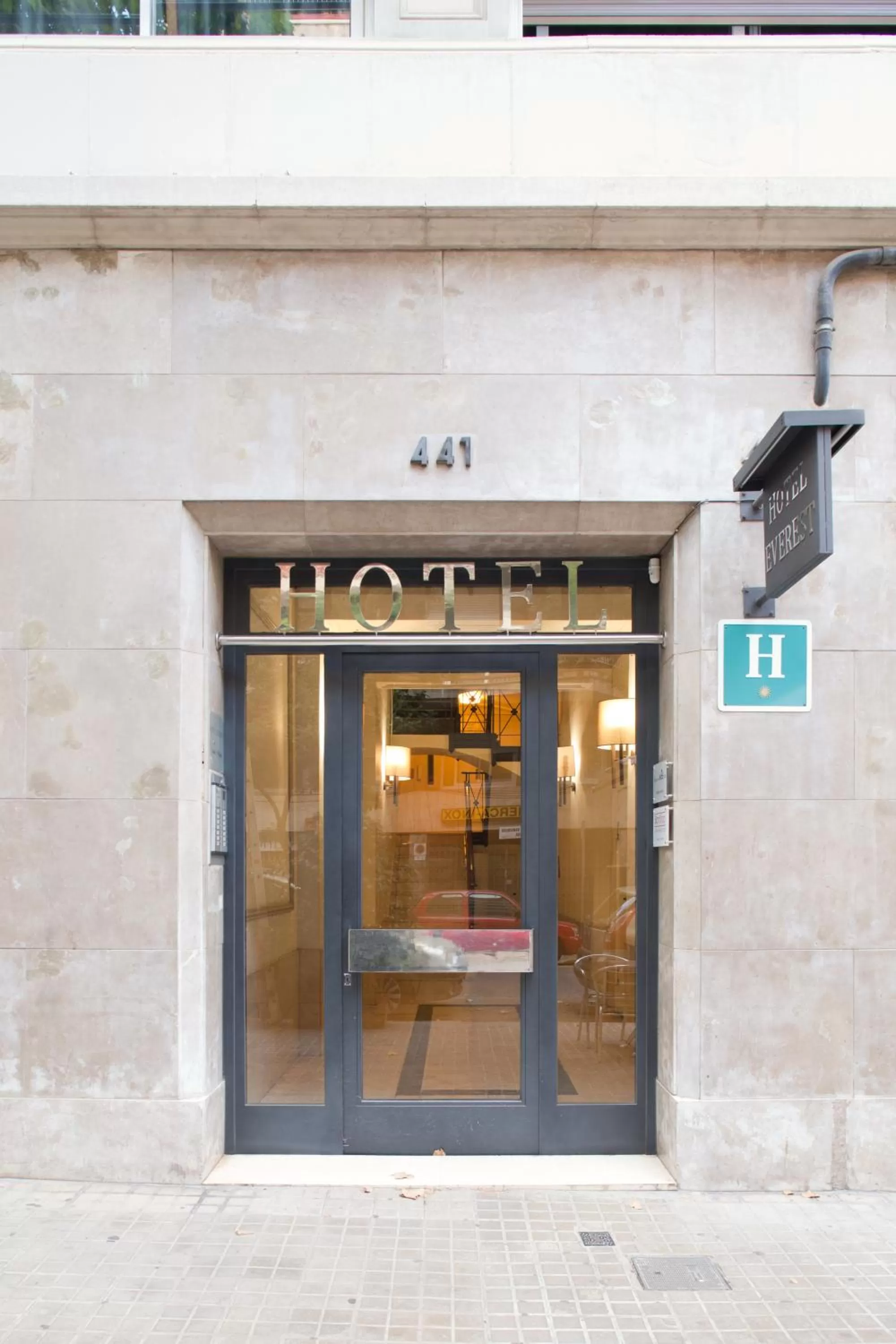 Facade/entrance in Hotel Everest