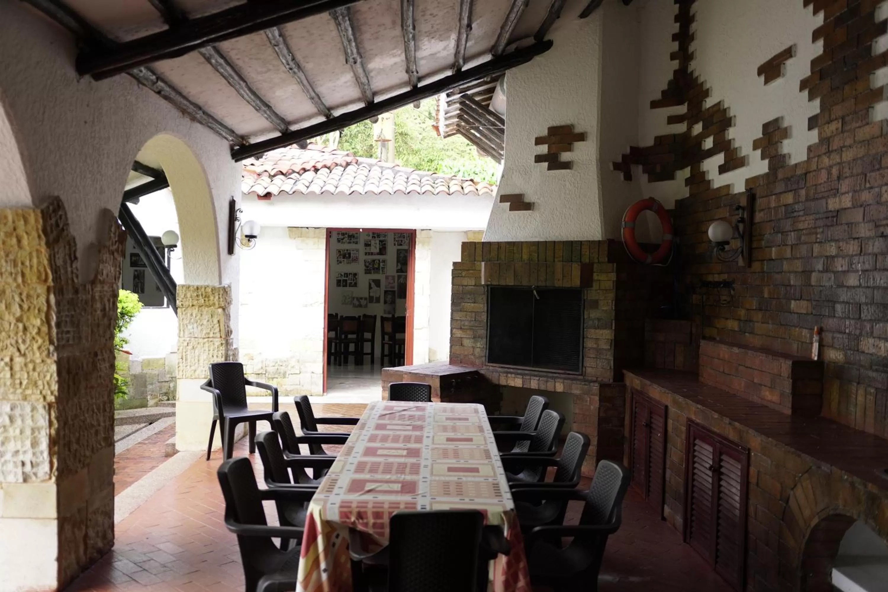 BBQ facilities, Restaurant/Places to Eat in Hotel Chalet El Castillo by Majuva