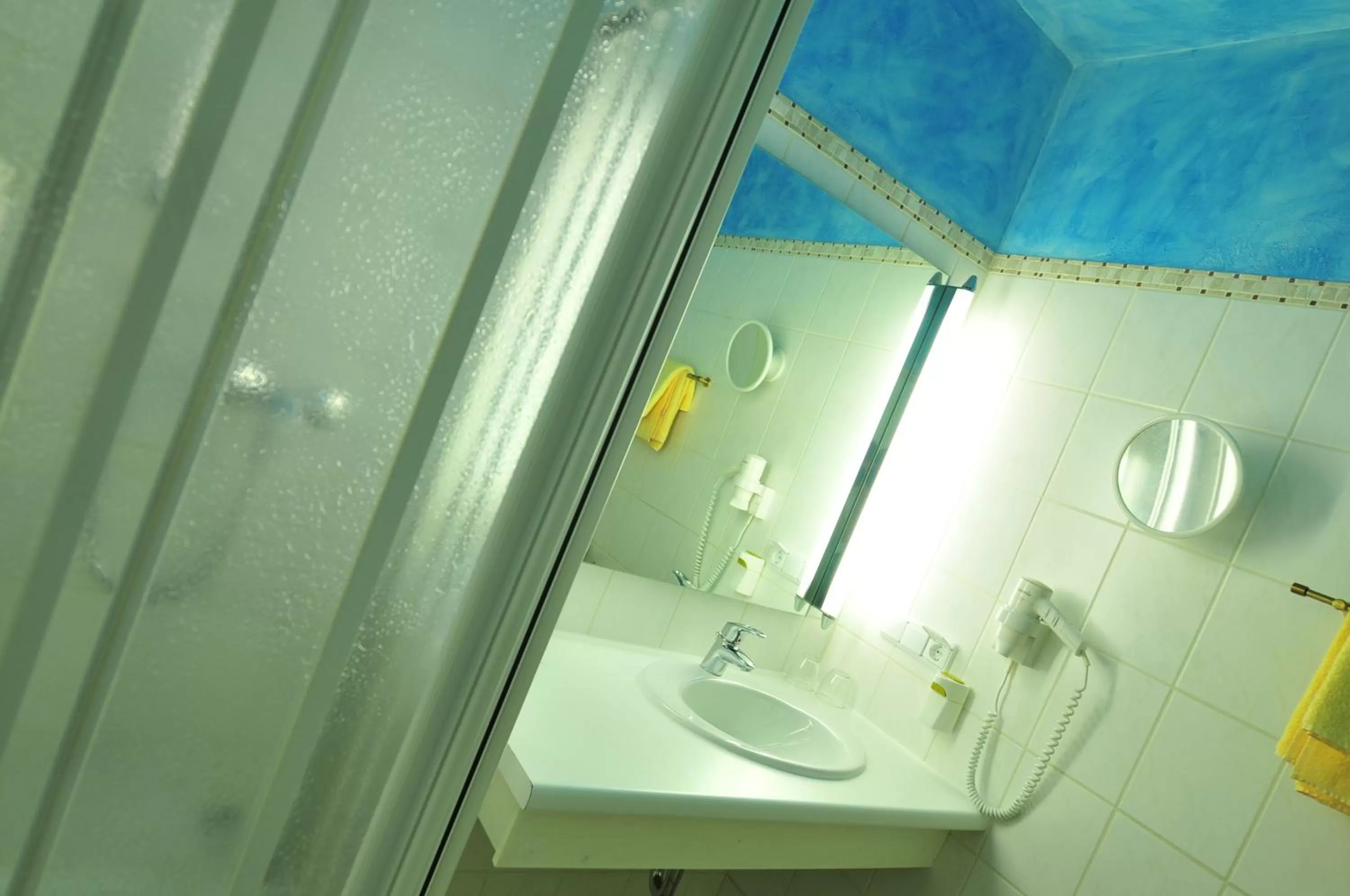 Bathroom in Hotel Goldflair am Rathaus