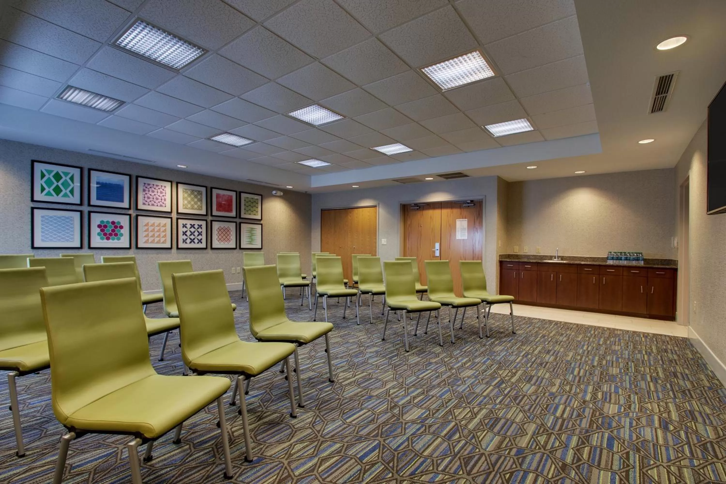 Meeting/conference room in Holiday Inn Express Hotel & Suites Morris by IHG