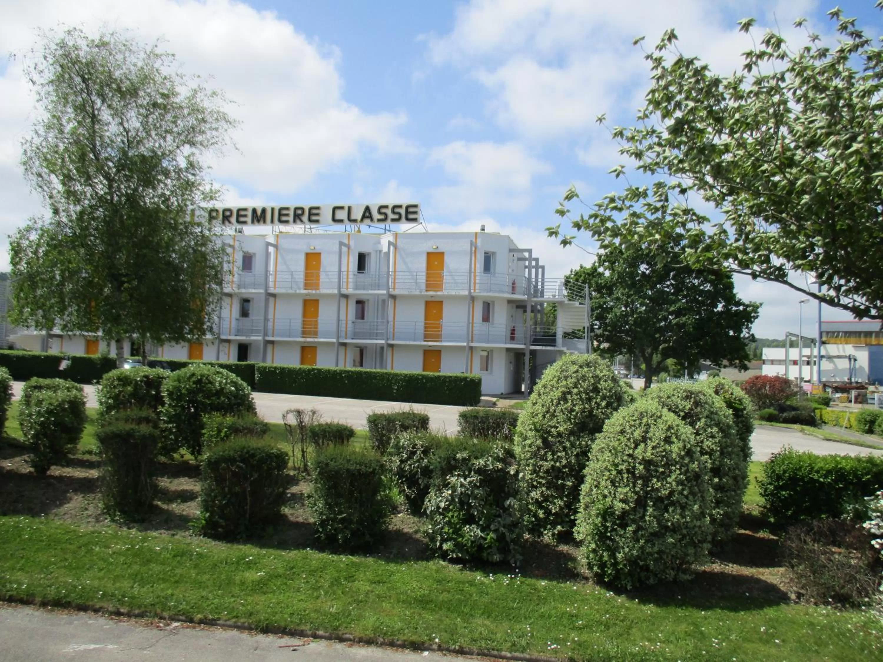 Garden in Première Classe Cherbourg - Tourlaville