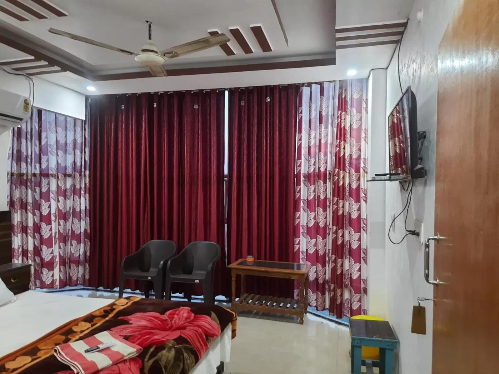 Bed in STAYMAKER Hotel Raj Ganga