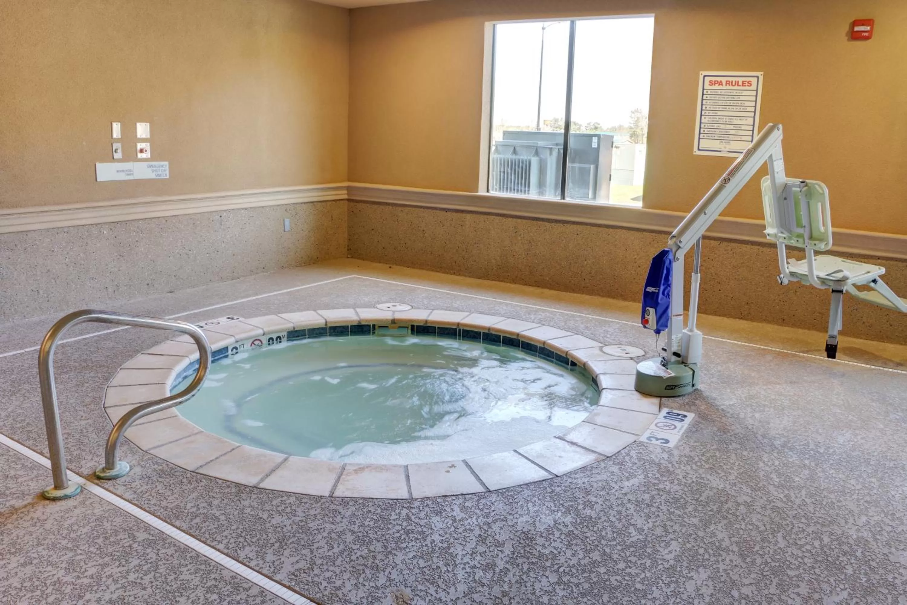 Swimming pool in Holiday Inn Express Hotel & Suites Texarkana East by IHG