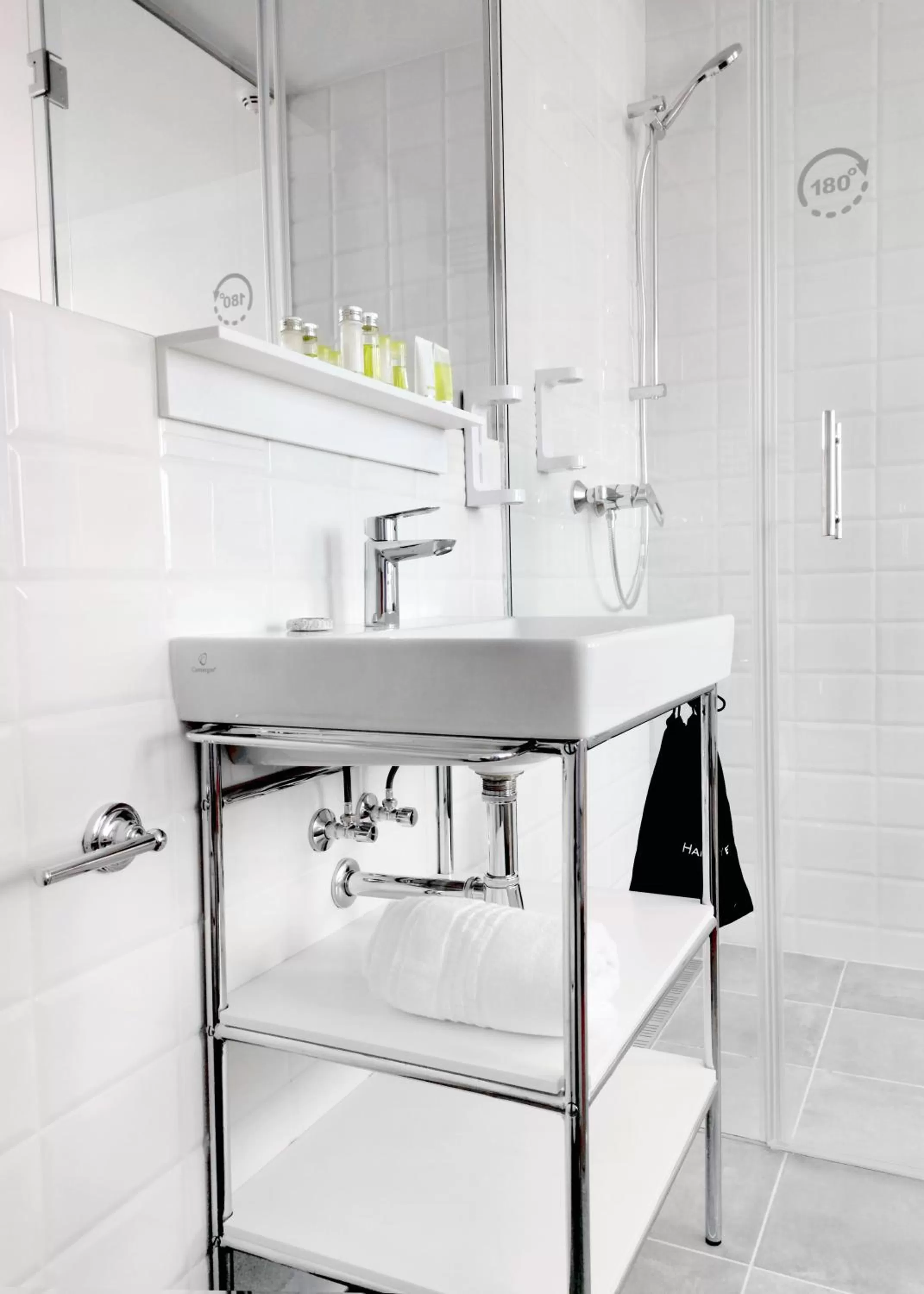 Shower in Hotel Avion - National Cultural Monument - ICONIC HOUSES ORG