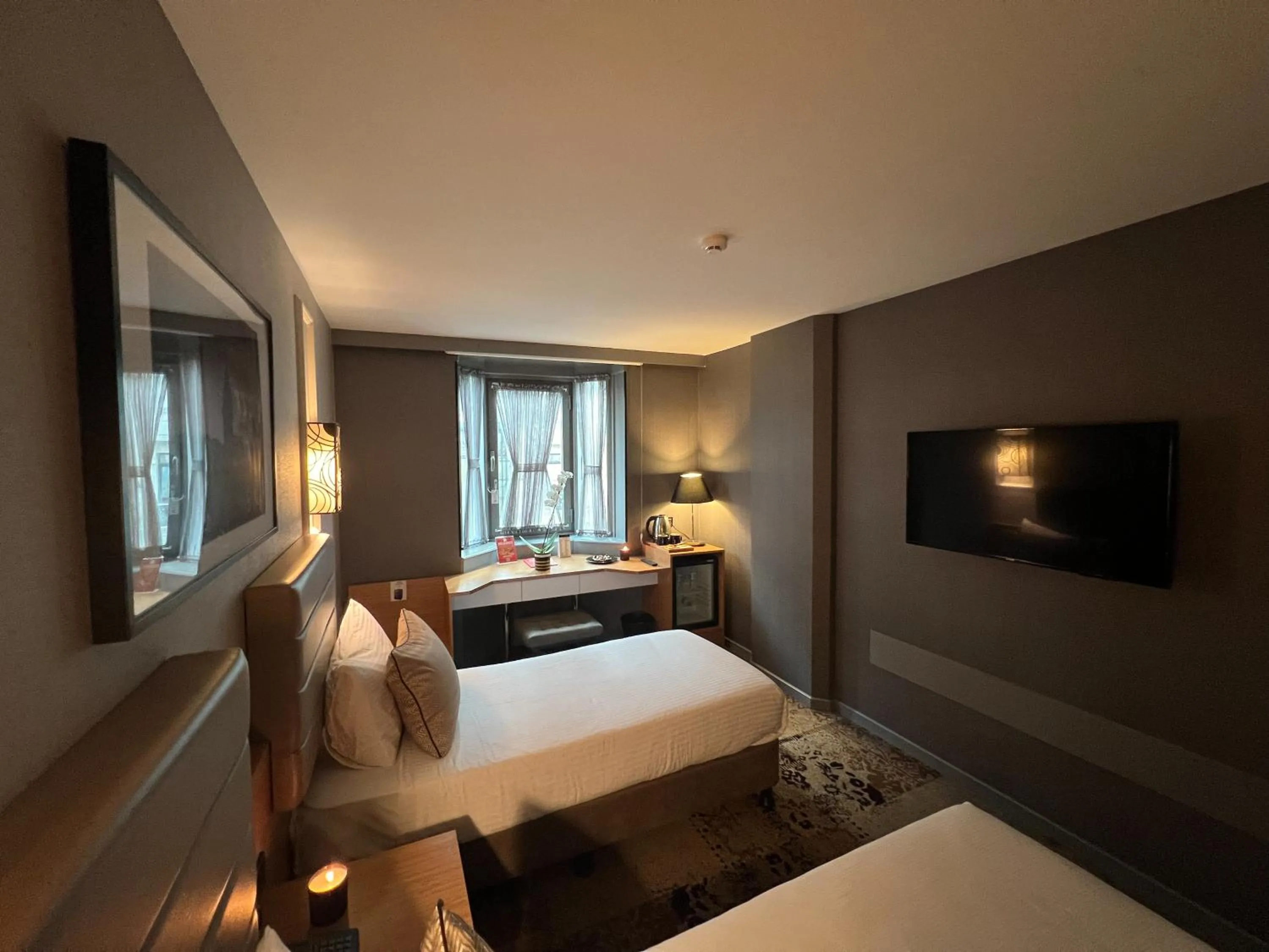 Bedroom, Bed in All Seasons Hotel