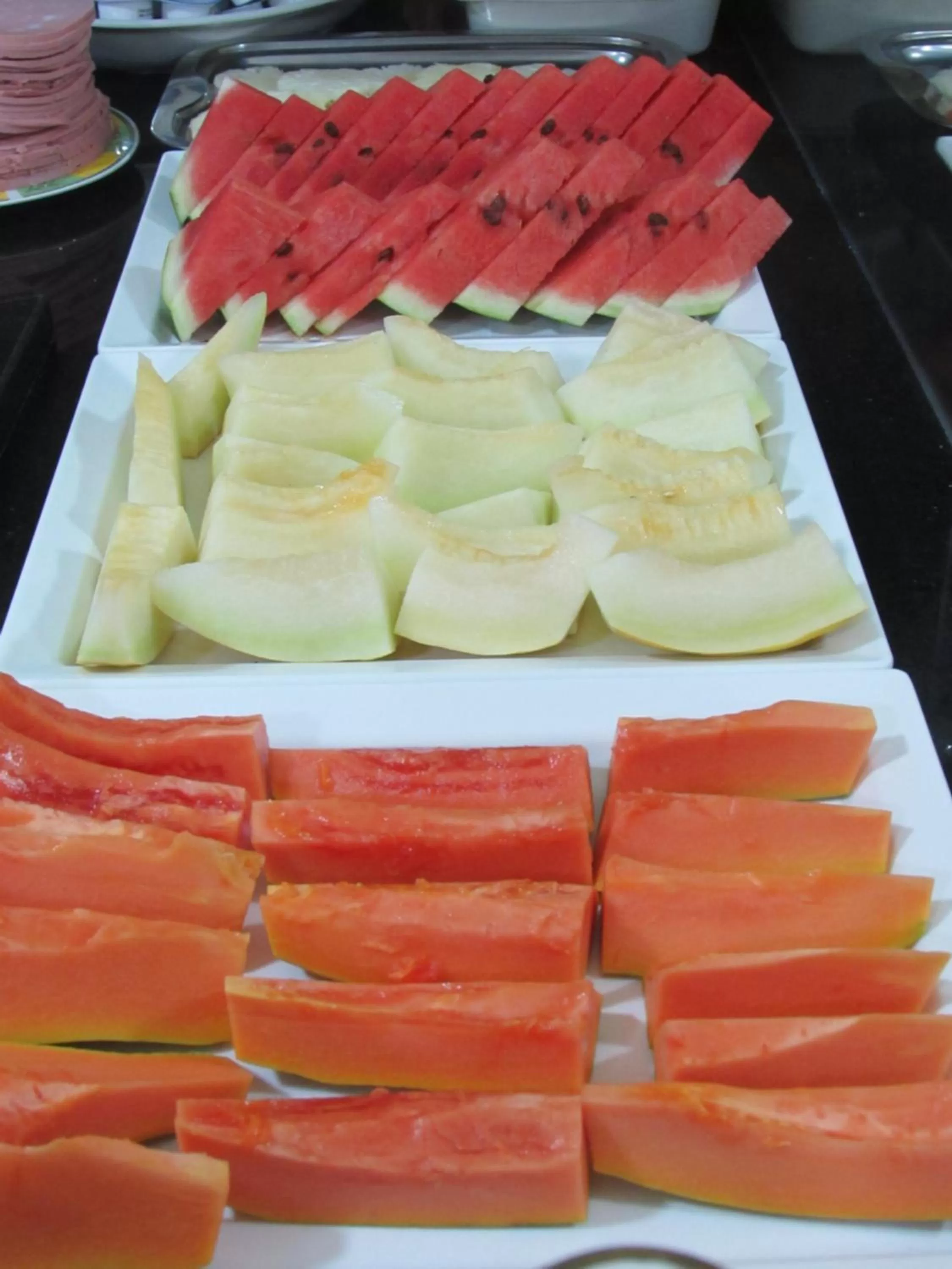 Food in Hotel Monteneve a 2 minutos do Bom Retiro, a 8 minutos da 25 de Março a 100 metros da estação de trem para Aeroporto Internacional de Guarulhos