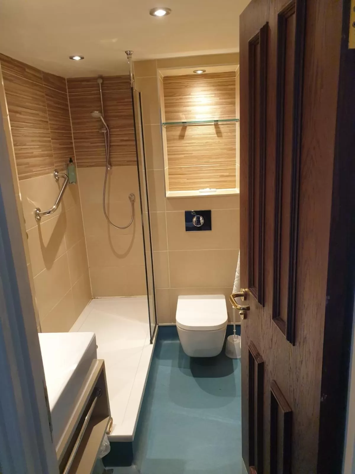 Bathroom in The Queen's Head Wetherspoon