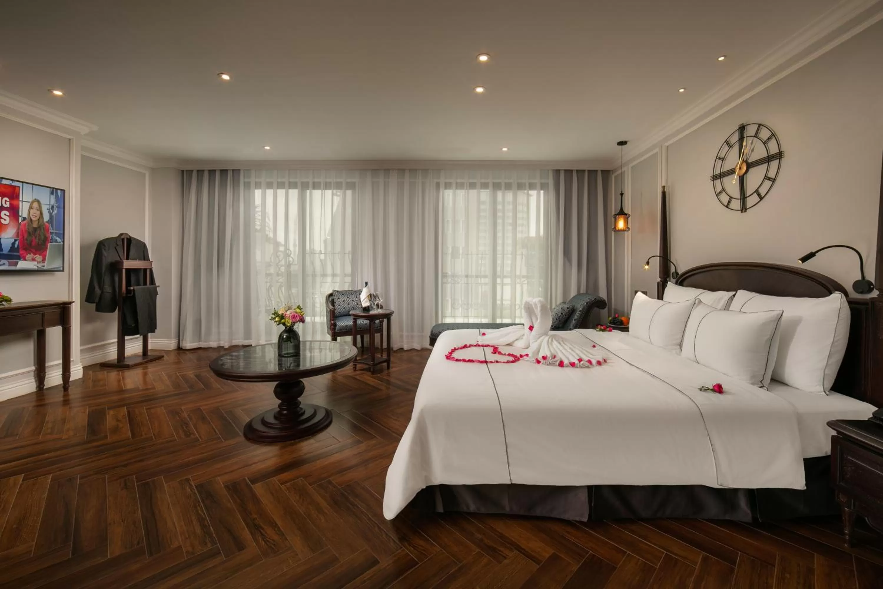 Photo of the whole room, Bed in Canary Hotel