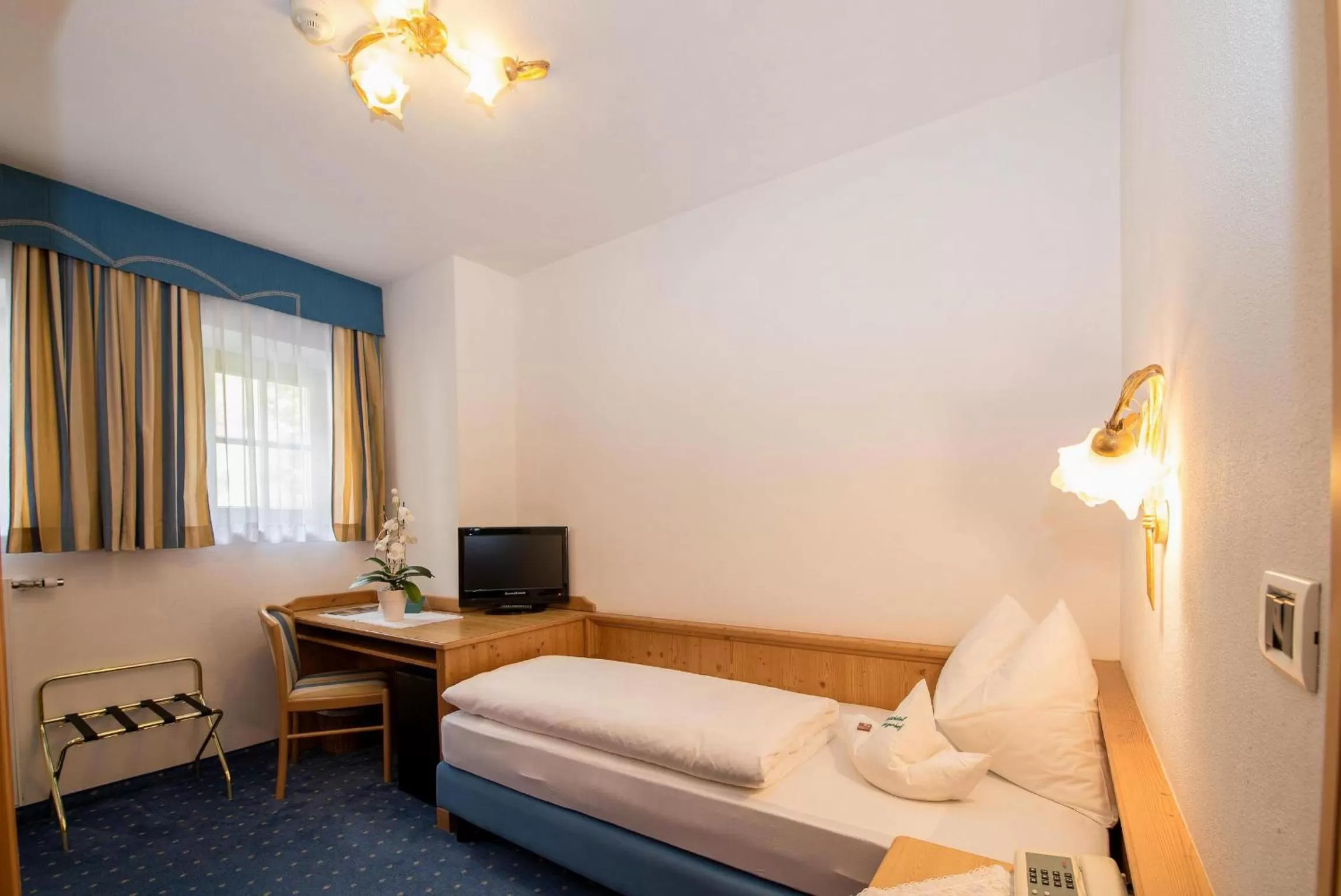 Photo of the whole room, Bed in Santeshotel