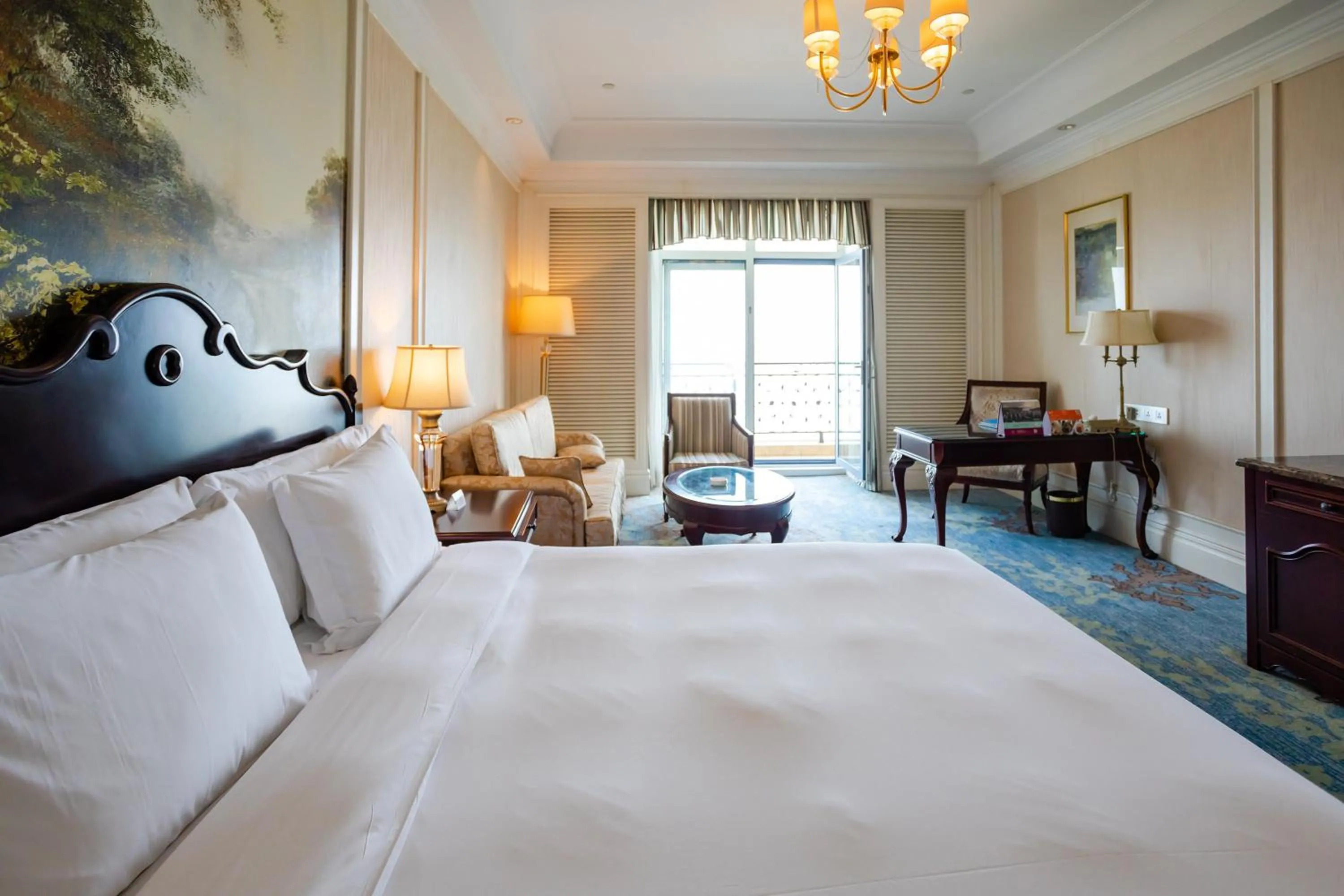 Photo of the whole room, Bed in Crowne Plaza Ocean Spring Resort by IHG