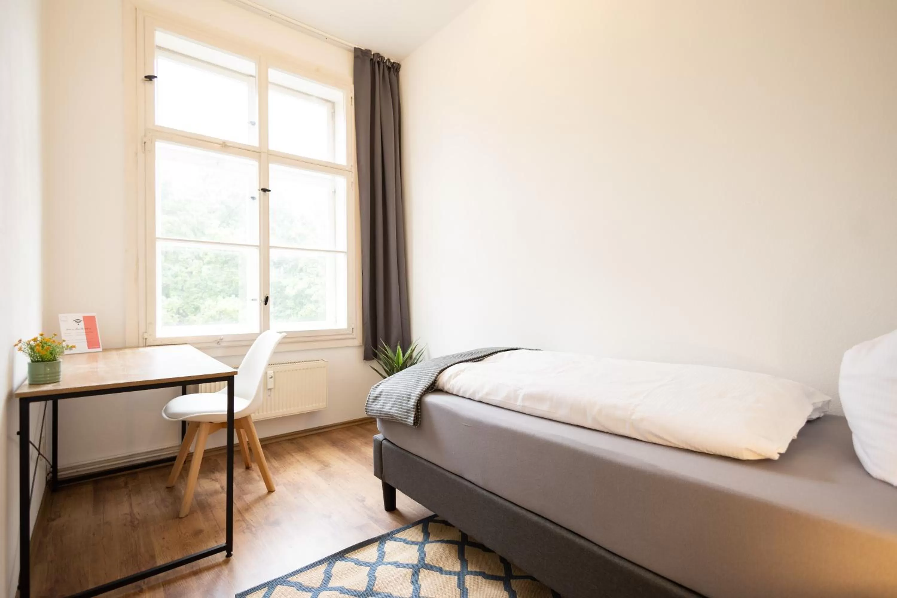 Bedroom, Bed in Ko-Living Space an der Oper - Street Art Design Apartments