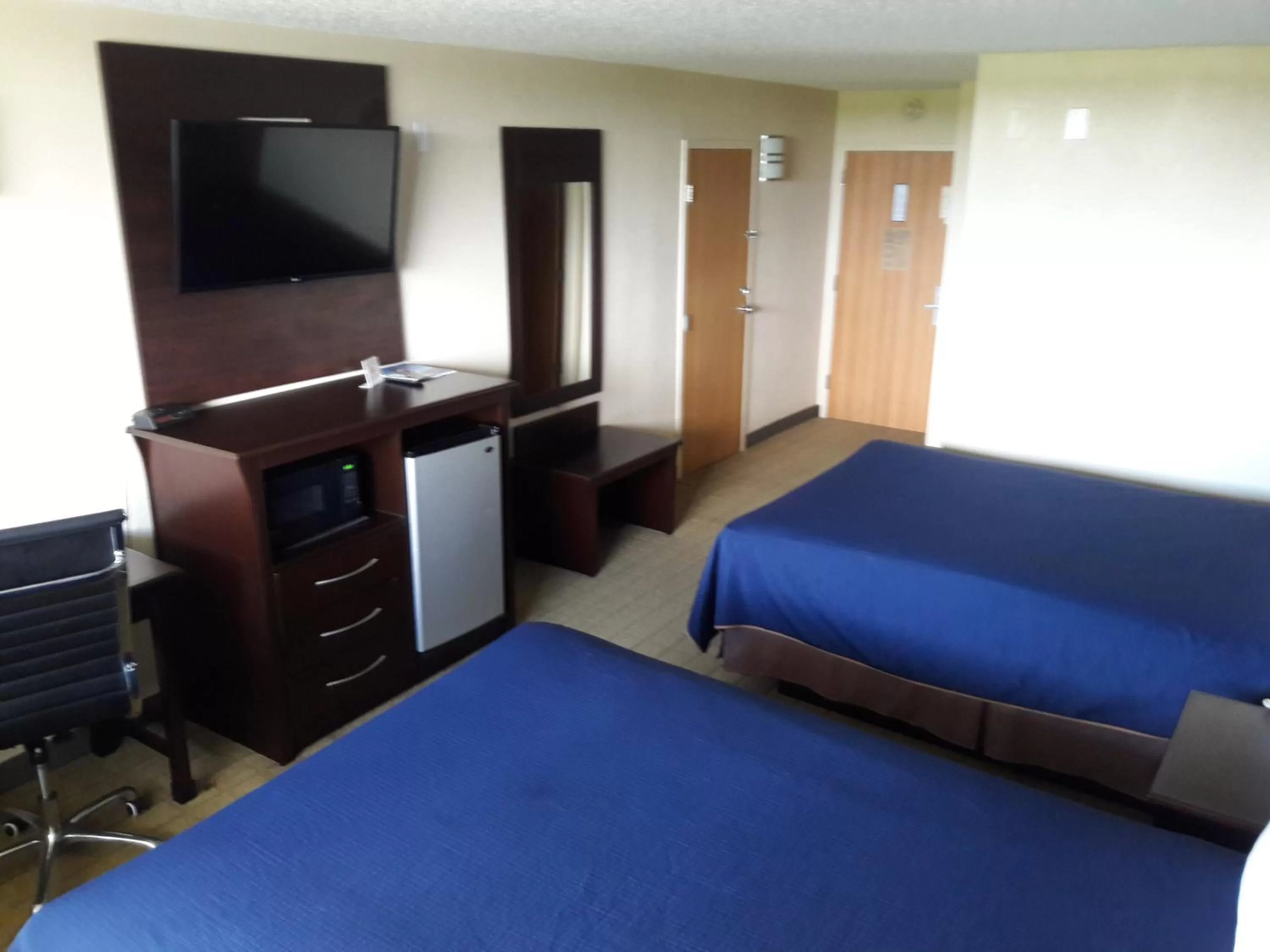 Bed in Americas Best Value Inn & Suites-Texas City/La Marque
