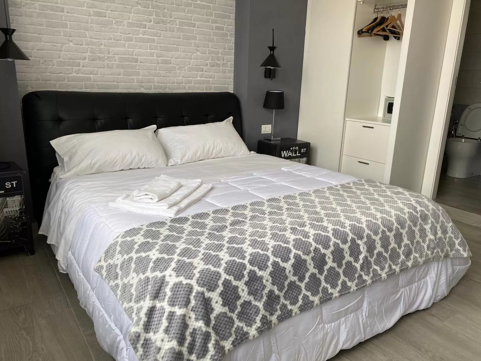 Bedroom, Bed in 2B Fifteen Floor Suite Napoli