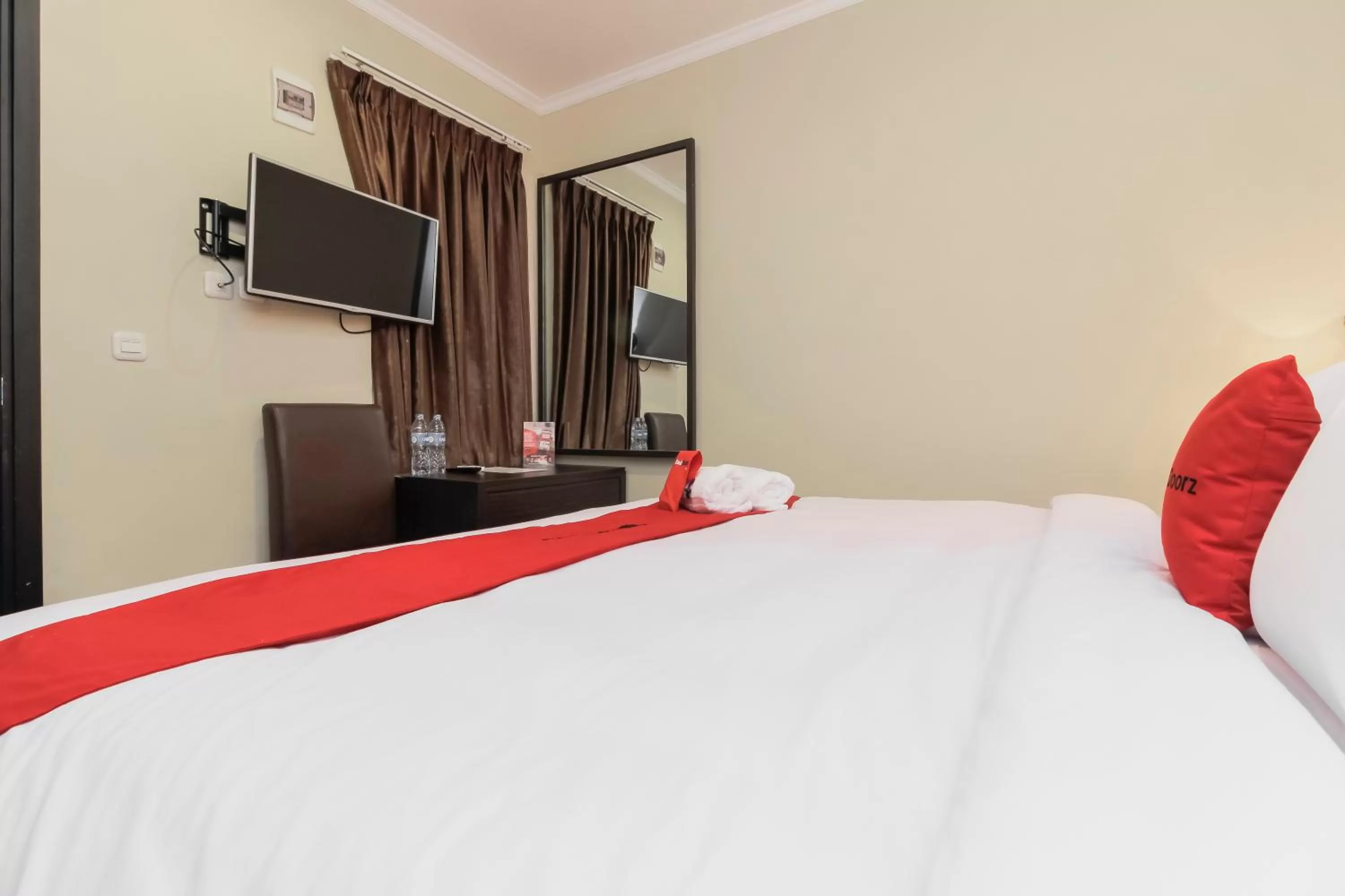 Bedroom, Bed in RedDoorz Plus @ Thamrin