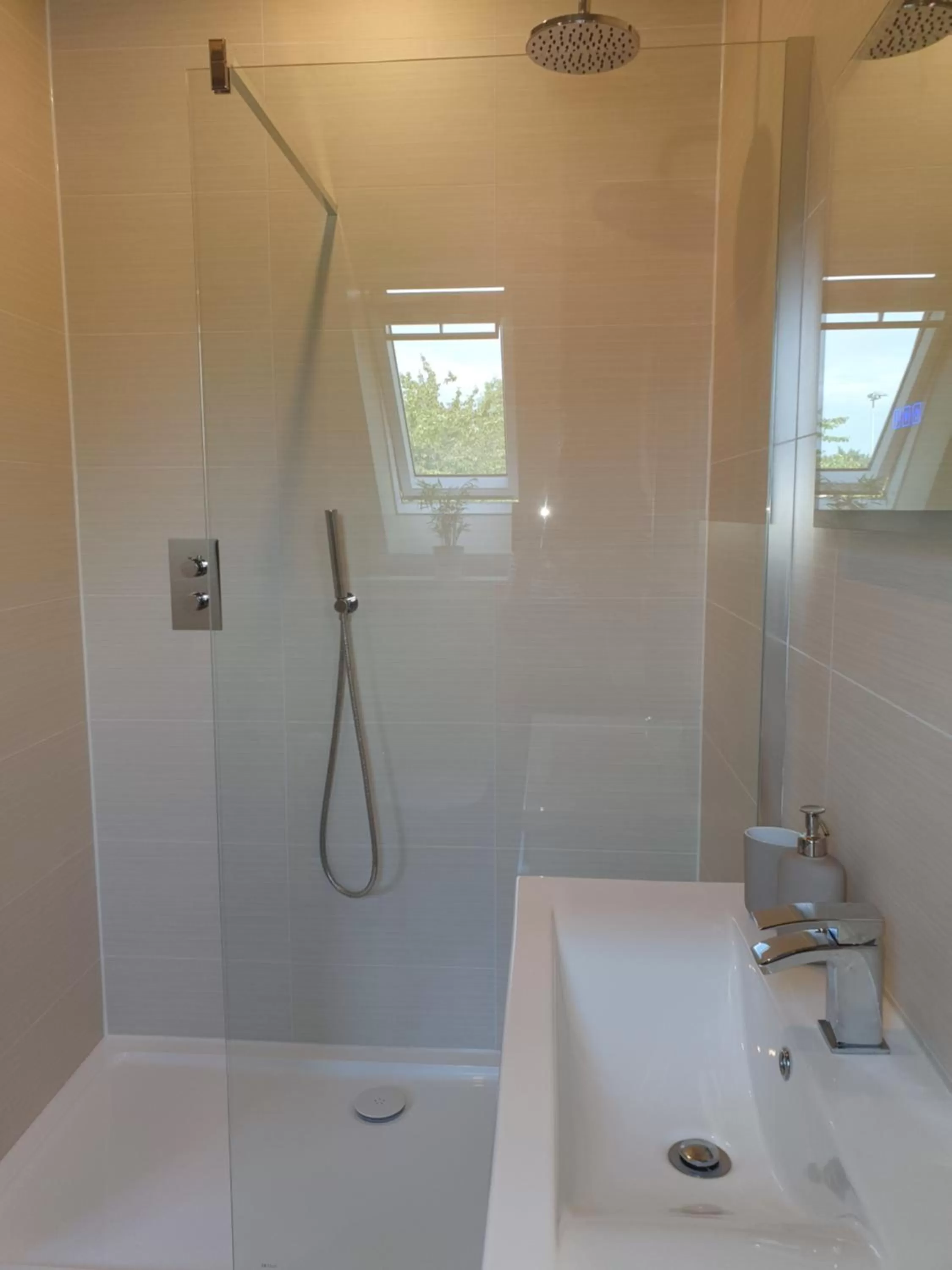 Shower in Maple Cottage B&B