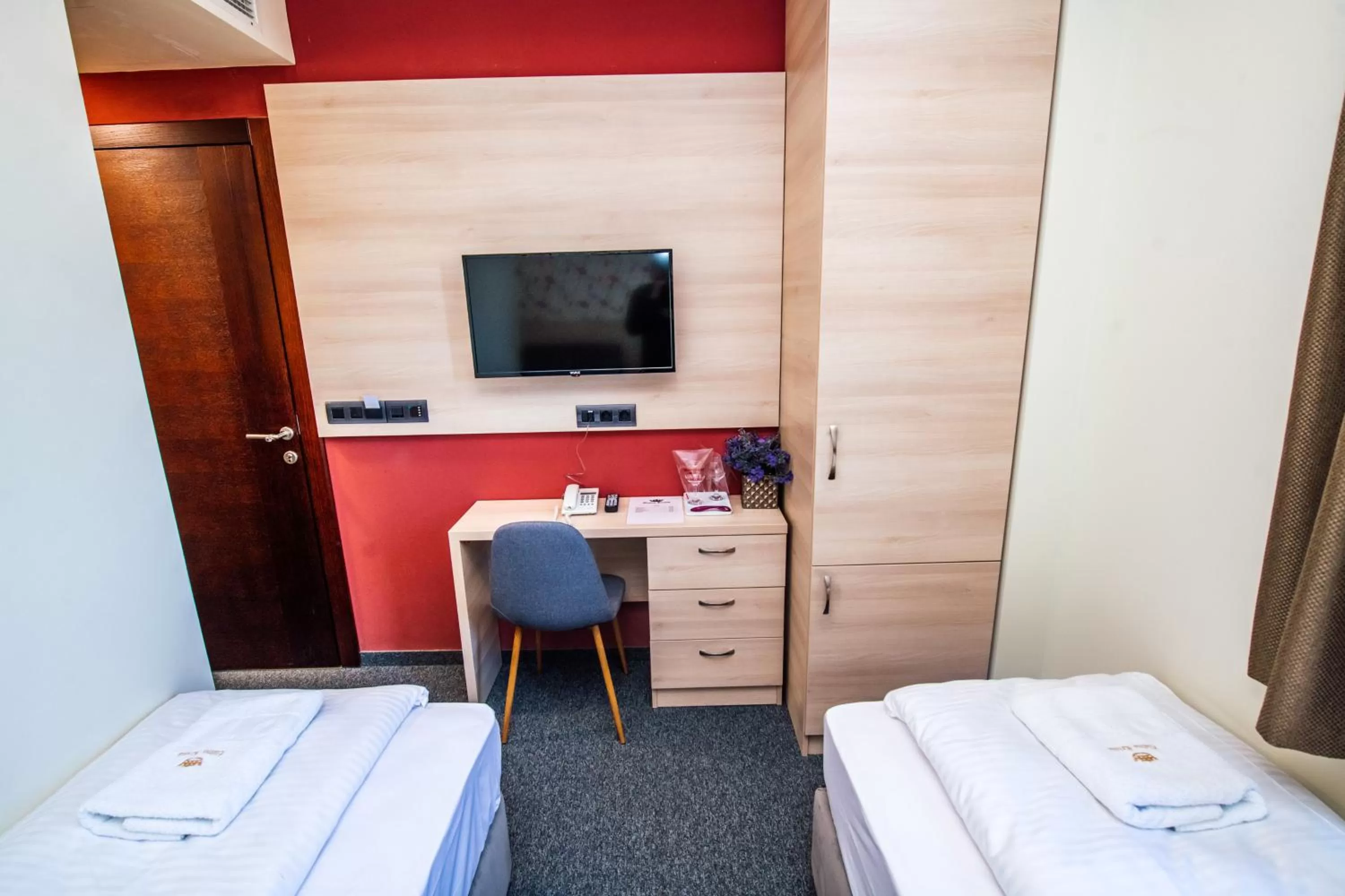 TV/Entertainment Center in Zlatna Kruna