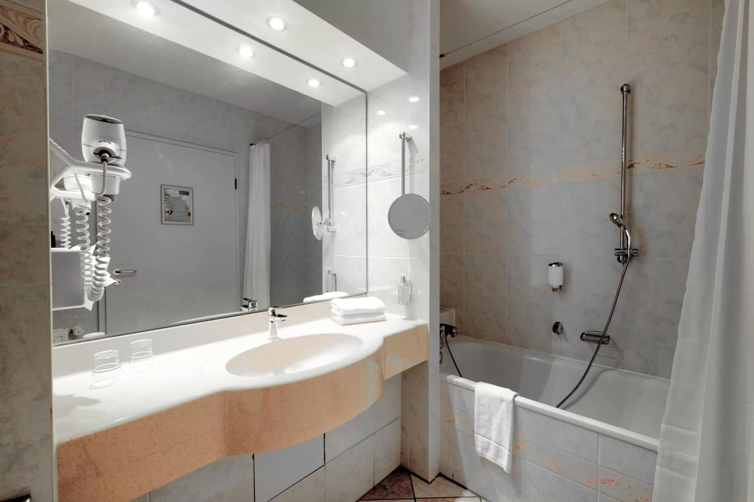 Shower in Hotel am Schloß Köpenick by Golden Tulip