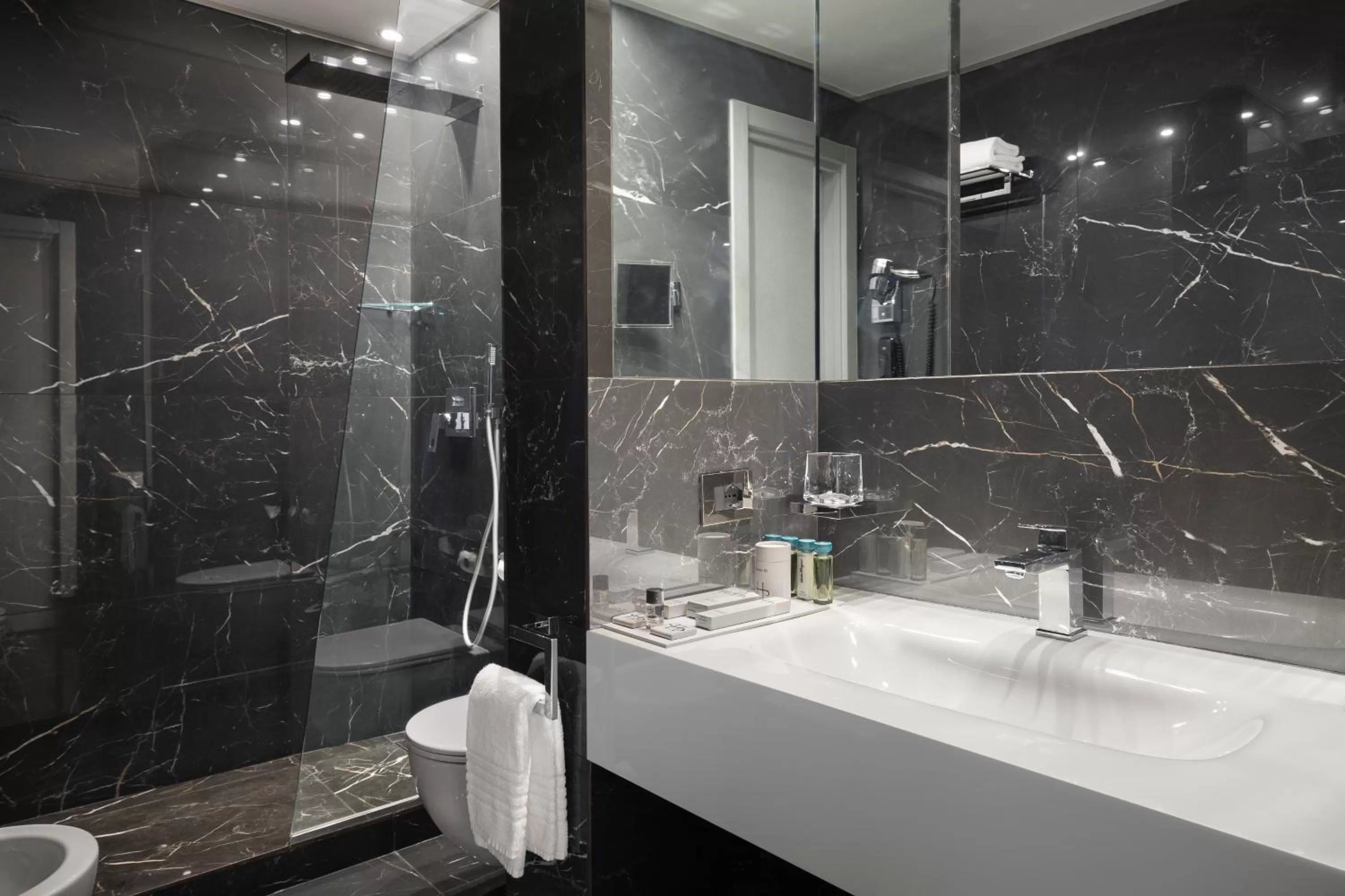 Shower in LHP Napoli Palace & SPA