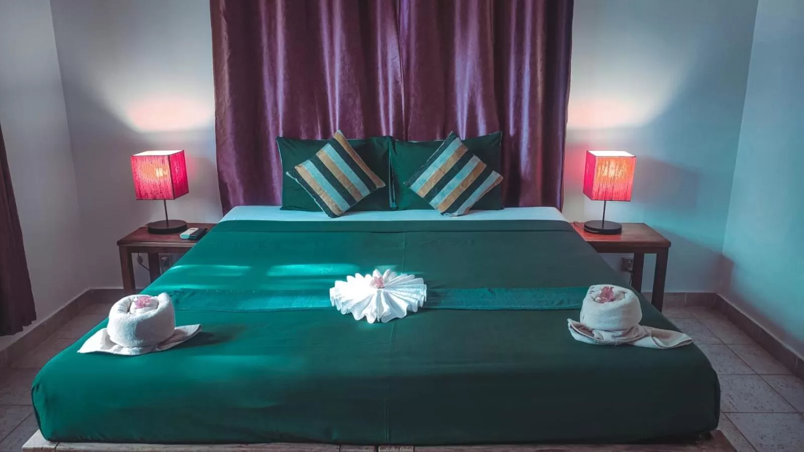 Property building, Bed in Au Cabaret Vert